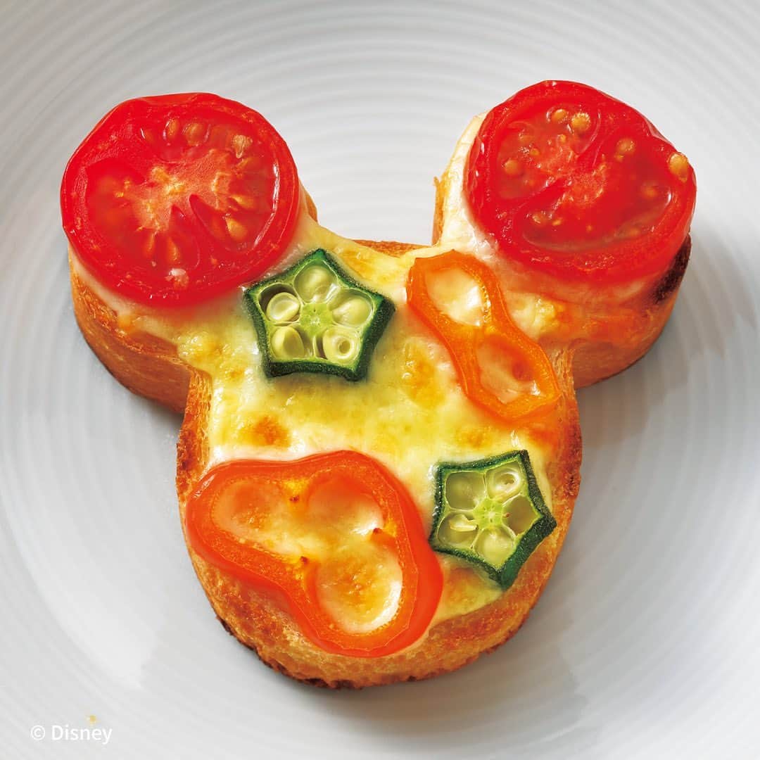 月刊ディズニーファン【公式】さんのインスタグラム写真 - (月刊ディズニーファン【公式】Instagram)「おうちで楽しめる🤍#東京ディズニーリゾート の#ミッキーロングパン 🍞の簡単アレンジをお届け🧑‍🍳✨ 長〜いパンを持ち帰って好きな厚さにスライスして、色々な食べ方を楽しんじゃおう😋   📷#ピザトースト ピザソース、とろけるチーズ、好みの具材を乗せてトースターで焼いてね🍕   📷#ハロウィーン トースト スライスタイプのチェダーチーズを乗せて焼いたら、海苔で顔を作ろう🎃   📷イチゴパン リボンみたいにのせたイチゴがキュート🍓まるで#ミニー 🎀   📷チョコマシュトースト #マシュマロ にこんがり焼き色をつけたら、#チョコ や#チョコペン でささっと模様を☁️🍫   📷#オニオングラタンスープ 風 チーズを乗せてカリッと焼いたパンを#スープ に浮かべるのもおすすめ🥣仕上げに粉チーズとパセリもね🧀   ミッキーロングパン（塩バター味）¥1300 は#東京ディズニーランド「#スウィートハートカフェ 」と#東京ディスニーシー「#マンマビスコッティーズベーカリー 」で販売しているよ🌟 ※販売個数の制限実施や品切れが発生する場合があります。ご了承ください。 ※ご購入の際は、商品購入整理券が必要になる場合があります。  他のアレンジは#ディズニーファン11月号 をチェックしてみてね📕👀    #ディズニーファン11月号 に掲載の記事は、2023年９月19日時点の情報に基づいています。掲載した情報は、予告なく内容が変更、中止になる場合があります。  #ディズニーファン #月刊ディズニーファン #disneyfan  #disney #ディズニー #tokyodisneyresort #tokyodisneyland #tokyodisneysea#東京ディズニーリゾート  #ミッキー #おうちディズニー #ワールドバザール #メディテレーニアンハーバー #ディズニーグルメ #ディズニーハロウィーン」10月24日 12時24分 - dfan_mag_official