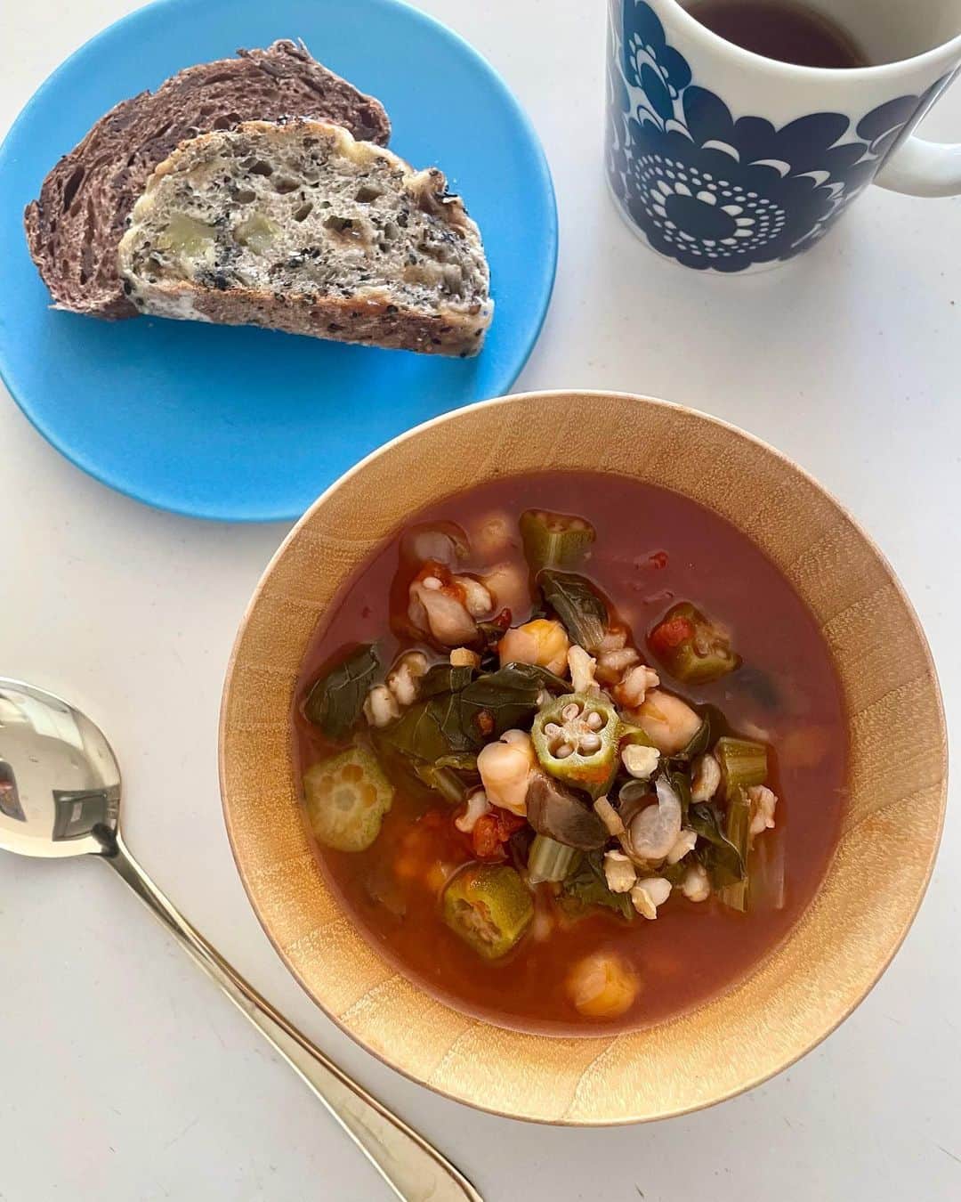 のインスタグラム：「🥄  昨夜作っておいた お野菜たっぷりのスープ🥣  温めるだけ簡単楽ちんで助かる☺️ 生姜も🫚効かせたから温まる〜  ✏︎具材は3枚目に載せてます  お仕事の方に頂いたパンが とっても美味しくて…♥︎  あと写真に写ってないけど ゆで卵🥚頂きました🙏  .  #わたしの朝ごはん #朝食 #腸活 #温活 #からだを整える #温まるスープ #おうちごはん #breakfast」