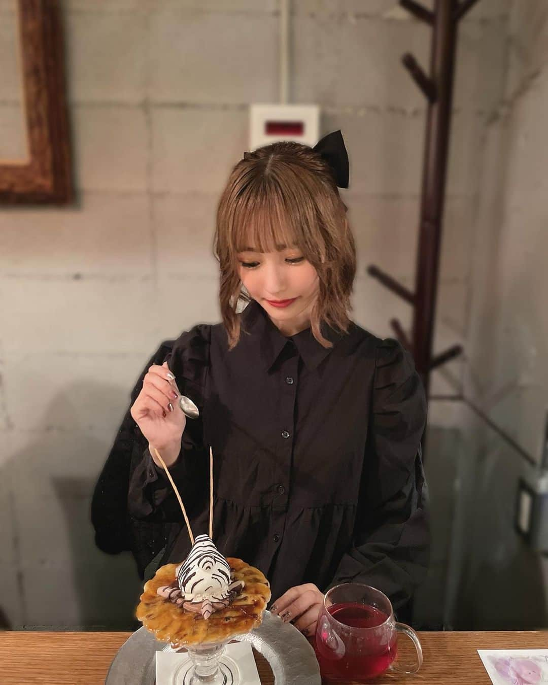 小林智絵のインスタグラム：「. . . . . . 北海道で夜パフェした🍨🤎 . . 大人の味した、美味しかった♡ . . . 北海道の人は締めにパフェを食べるって聞いたから実践してみたんだけどさ、、本当なの🥹??笑 . . . . . #parfaiteriamil #パフェテリアミル #パフェテリア #北海道パフェ #パフェ巡り #北海道旅行 #北海道グルメ #北海道観光 #北海道カフェ #北海道スイーツ #ボブ #ボブアレンジ #ボブヘアアレンジ #イエベ秋 #イエベ秋メイク #イエベ #イエベメイク #ブラックコーデ #黒コーデ #年齢逆行アイドル」