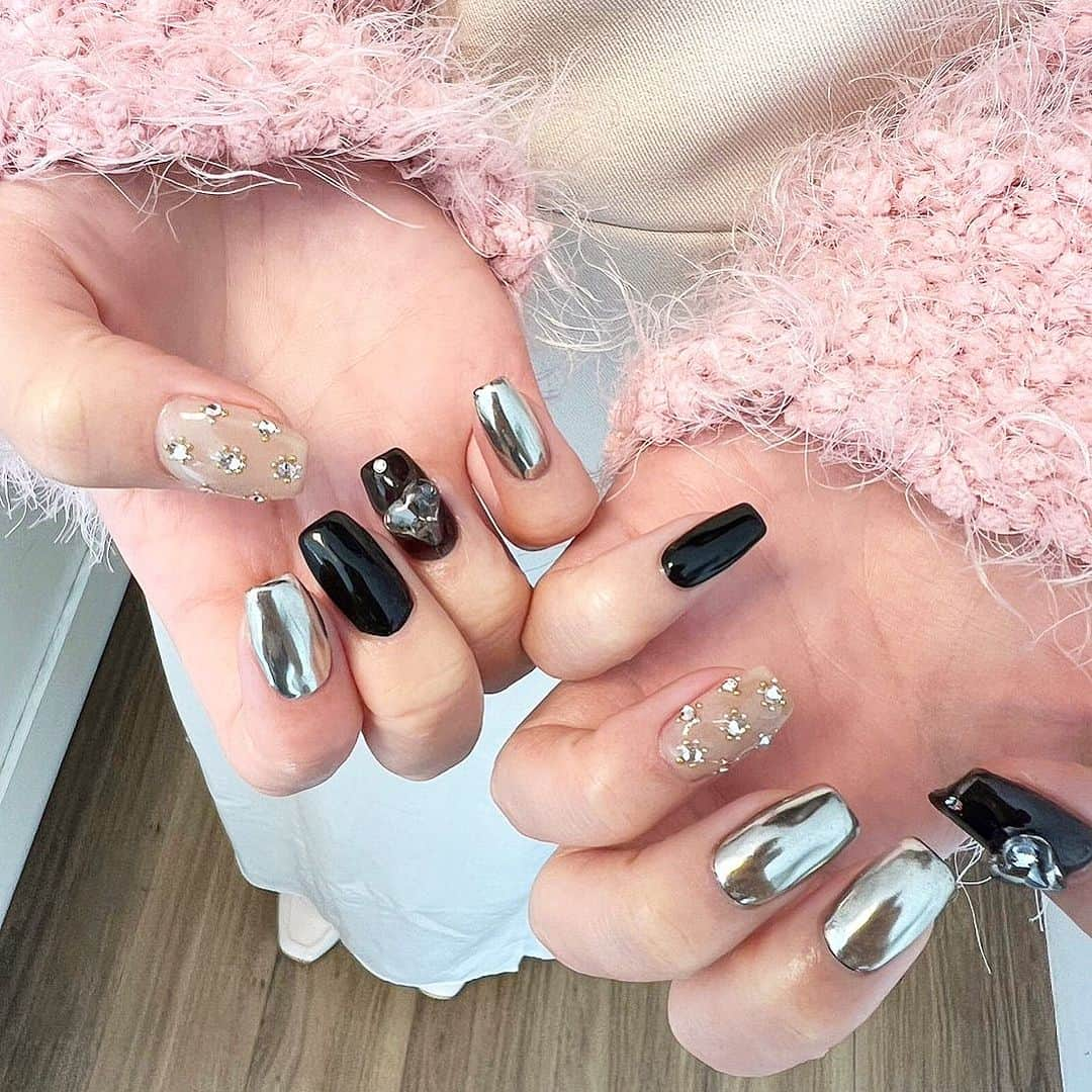 esNAILのインスタグラム：「OF2310-5 . . Autumn monotone💅 . . 公式Instagramに掲載されているデザインのチップをご購入いただけます💅 チップサイズと形のカスタマイズが可能です✨  オープンキャンペーン価格  定価11,000円⇨7,700円（税込）  ☆セット内容☆ ・オーダーチップ ・チップケース （ケースデザインは変更される場合がございます) ・両面テープ ・ミニエメリーボート（微調整用）詳細はTOPのストーリーから DoHERMO Online Storeでご確 @ellenail_shibuya @ellenail_shinjuku  @esnail_kichijoji  @esnail_omiya  @esnail_nagoya  @ellenail_osaka  #ネイルデザイン #ネイルデザイン人気 #ネイルチップ  #nail #nails #nailart #naildesign #ellenail #esnail #gelnail #nailgram #nailsalon #notd  #ネイル #エルネイル#エスネイル #ジェルネイル #네일 #네일아트 #젤네일 #네일디자인 #인기네일 #네일추천 #美甲 #秋天美甲 #富家小姐美甲 #ネイルアート #ネイルデザイン #トレンドネイル #ワンホンネイル #ニュアンスネイル」