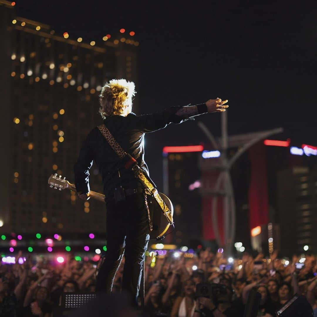 マイク・ダーントさんのインスタグラム写真 - (マイク・ダーントInstagram)「Well that was fucking fun! 🤩 #whenwewereyoung  @greenday hit Vegas like never before, and Vegas showed up and showed off!!!  Congrats to all the bands that played and all the fans that made it happen!  What a party!  Here’s some pics of last night… 🤘📸 👊🎶🔥」10月24日 12時22分 - mikedirnt