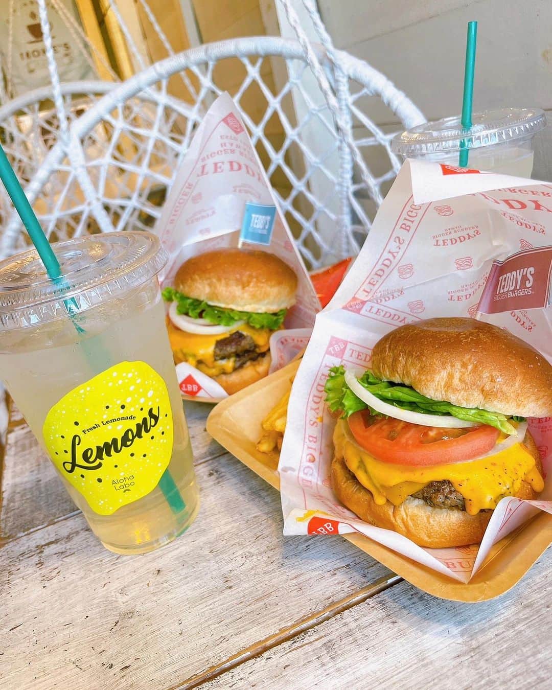 高木勇人さんのインスタグラム写真 - (高木勇人Instagram)「テディーズビガーバーガー江ノ島店アンバサダーになりました‼️🍔‼️🍔  ２２年連続ハワイベストバーガー賞を受賞中です🍔  凄すぎる。。。食べればわかる22年連続受賞‼️  めっちゃ美味しかった😋江ノ島に来たら絶対食べてください！  この投稿見せたらドリンク無料になるのでお忘れなく‼️  @teddysbiggerburgersjapanをフォロー+この投稿を店頭で提示すると ドリンクが1杯無料(サイドメニューを除くフードご注文時に限る)  ・ハワイの味をおうちで楽しめるオリジナルバーガー宅配セットの販売開始 TEDDYSの本場の味を家でも楽しめる @all_hawaii_style で販売中  ・キッチンカーでも販売、キッチンカー出店依頼も募集  #高木勇人 #pr#テディーズビガーバーガー#公式アンバサダー#ハンバーガー#グルメバーガー#ハワイハンバーガー#teddysbiggerburgers#キャンペーン#通販#フォロ割#キッチンカー #江ノ島グルメ#江ノ島カフェ#江ノ島ハンバーガー」10月24日 12時27分 - hayatotakagi4749