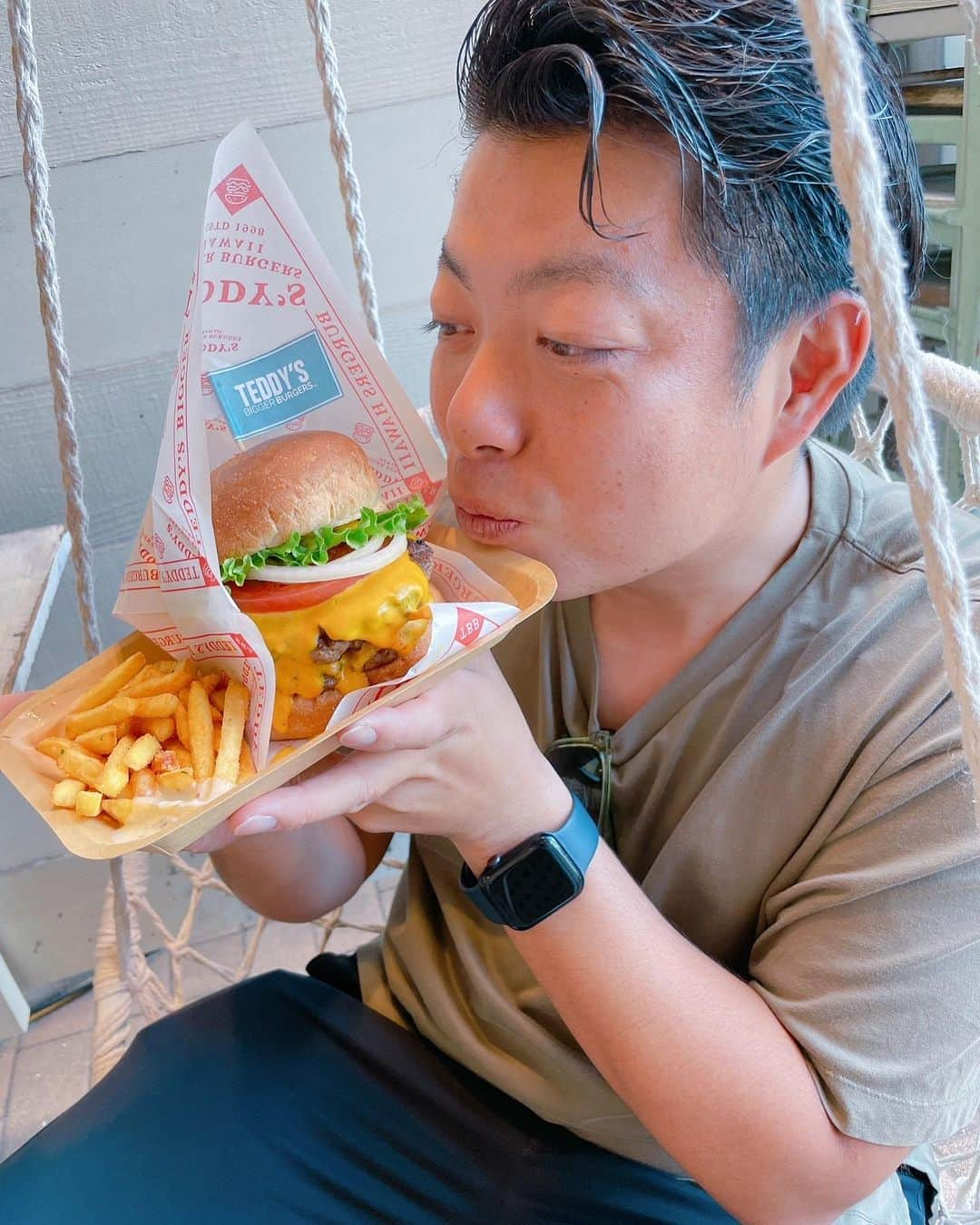 高木勇人のインスタグラム：「テディーズビガーバーガー江ノ島店アンバサダーになりました‼️🍔‼️🍔  ２２年連続ハワイベストバーガー賞を受賞中です🍔  凄すぎる。。。食べればわかる22年連続受賞‼️  めっちゃ美味しかった😋江ノ島に来たら絶対食べてください！  この投稿見せたらドリンク無料になるのでお忘れなく‼️  @teddysbiggerburgersjapanをフォロー+この投稿を店頭で提示すると ドリンクが1杯無料(サイドメニューを除くフードご注文時に限る)  ・ハワイの味をおうちで楽しめるオリジナルバーガー宅配セットの販売開始 TEDDYSの本場の味を家でも楽しめる @all_hawaii_style で販売中  ・キッチンカーでも販売、キッチンカー出店依頼も募集  #高木勇人 #pr#テディーズビガーバーガー#公式アンバサダー#ハンバーガー#グルメバーガー#ハワイハンバーガー#teddysbiggerburgers#キャンペーン#通販#フォロ割#キッチンカー #江ノ島グルメ#江ノ島カフェ#江ノ島ハンバーガー」