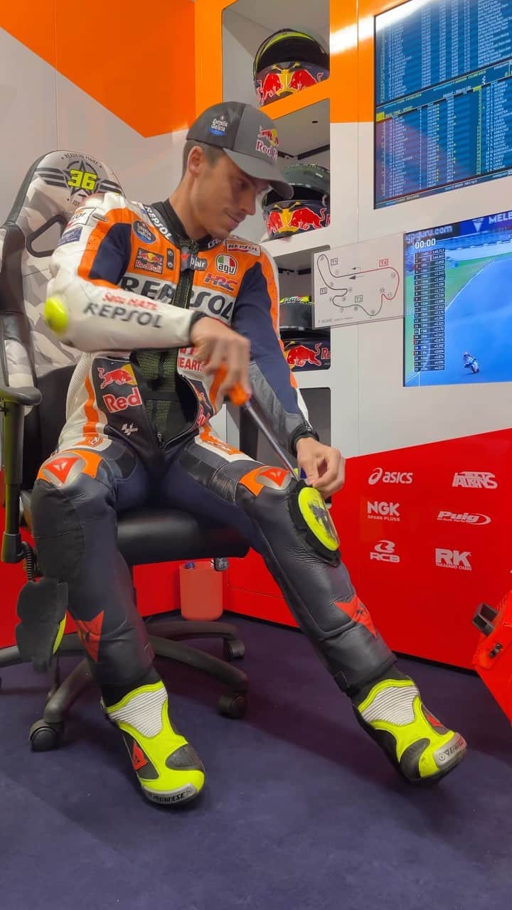 レプソル・ホンダのインスタグラム：「Just how hard is a @motogp knee slider stuck on? 🤔」