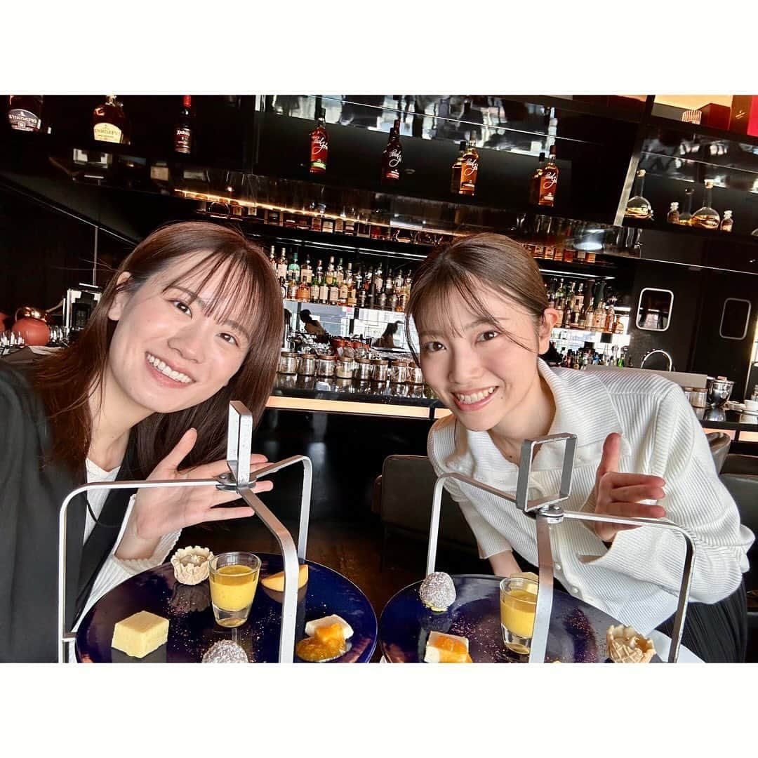 瀬戸麻沙美のインスタグラム：「夏織と念願のアフターヌーンティー🫖♪(*^^)o∀*∀o(^^*)♪ @ishiharakaori_official 🩵  スパイスの効いたお菓子とお料理がとても私好みでした🤤  お茶も2人で全種類味わえてはぴはぴ(*´꒳`*)  またゆっくり過ごしたいね〜〜♡」