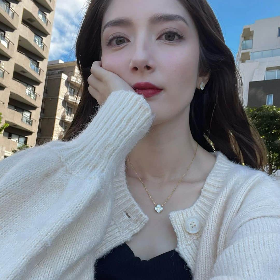 クリスティー麻里子のインスタグラム：「🌿🗼🌤️  It’s a nice weather in Tokyo😎 やっぱり10月が1番好きな月！  リピートして使ってるランコムファンデ、 ランコムのクリスマスコフレの ウルトラファンデキットでメイクした日💄  ミニサイズの美容液とリップが可愛い♡  .  #ランコム #ウルトラファンデキット #ウルトラファンデ#lancomemakeup #PR」