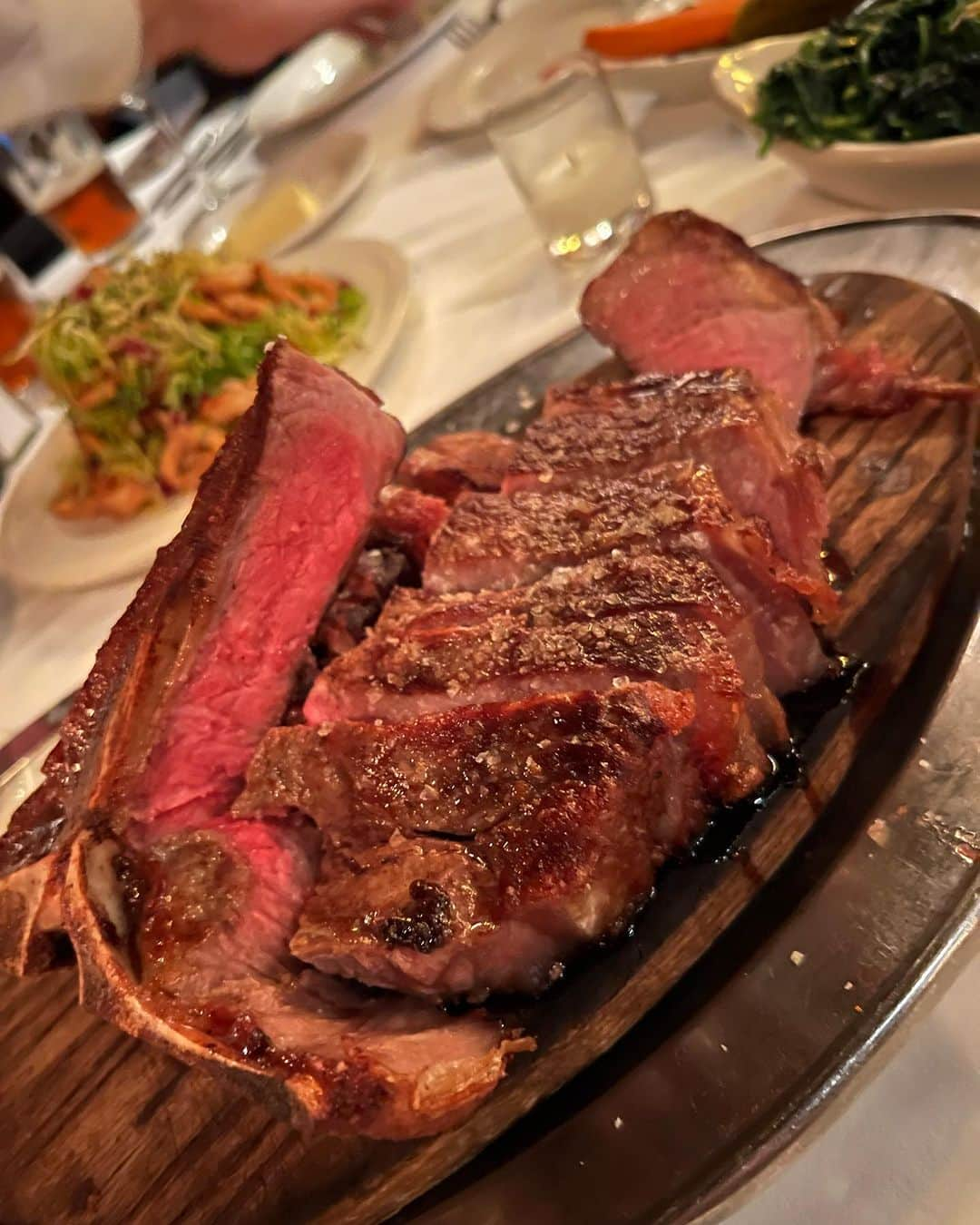 MALIAさんのインスタグラム写真 - (MALIAInstagram)「𝑲𝒆𝒆𝒏𝒔 𝑺𝒕𝒆𝒂𝒌𝒉𝒐𝒖𝒔𝒆🥩🍷✨ 最終日のdinnerは1ヶ月前から予約してた 1885年からの老舗ステーキハウスへ♥️♥️ ⁡ 1885年て事だから江戸時代からステーキハウスが あったって事なんだぁー流石です😍🥩 ⁡ 元々はパイプクラブ(今は禁煙だよ)で チャーチワンデンタイプ？のパイプコレクションが 天井にずらーーーっともの凄い数なの ⁡ 昔おじいちゃまのお家にあったような古いパイプで 見て楽しい店内はは雰囲気も抜群だし最高♥️🌙 ⁡ 雰囲気最高なお陰様でお酒も進むわけで とにかく楽しい爆笑dinnerはギャル姉さんが みんなを笑わせてくれました💯天才かよ😂♥️ ⁡ #KeensSteakhouse #ny #since1885 #老舗 #ステーキハウス #あっとゆうまに最終日」10月24日 12時38分 - maliarehman