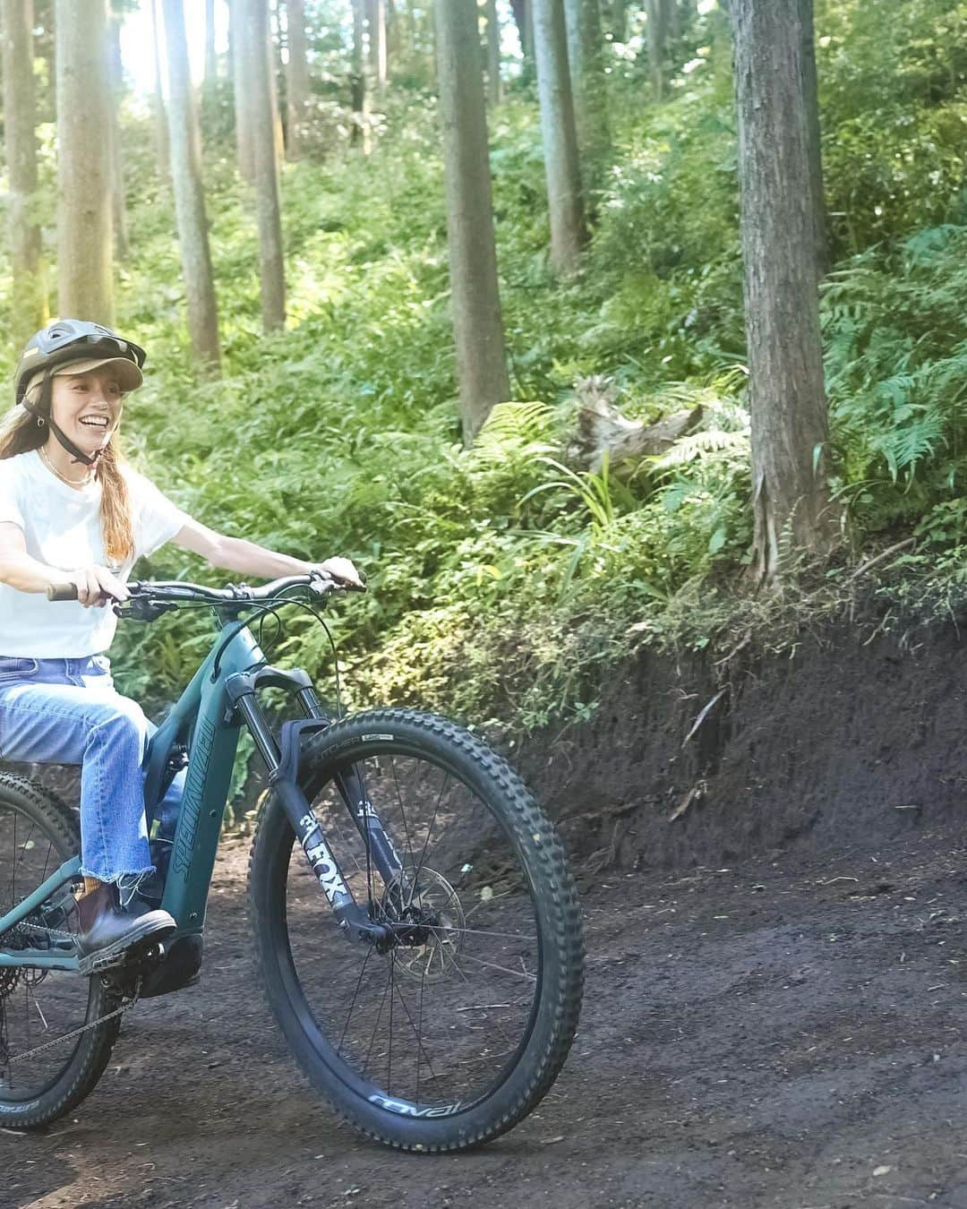 階上実穂さんのインスタグラム写真 - (階上実穂Instagram)「この前は @forest_bike に撮影しに行ってきました🌲🌳🍃 カメラ担当で行ったつもりがちゃっかり楽しんでる♩¨̮⑅*  森の中を電動マウンテンバイクで駆け回るトレイルアドベンチャーはスリル満点で最高に気持ちよき👍🏽 ̖́-  そもそも電動自転車にも乗り慣れてないから最初は怖かったけどインストラクターさんが優しく教えてくれるからすぐに乗れるように🚴🏽💭 なんなら𝟣番きゃっきゃ楽しんでたかも🤣笑  𝟣𝟢代より𝟤𝟢代、𝟤𝟢代より𝟥𝟢代どんどんアクティブになっていく気がするが... 怪我だけはしないように人生楽しも😎🔥🔥  #regressive_evolution #feldonshelter #feldonshelterjapan #feldonfamily #forestbike #mtb #mountainbike #trailbike #mtbiking #mtbtrails #outdoor #defender #landcruiser #toyotadyna #hilux #picuptruck #リグレス #フェルドンシェルター #ルーフテント #アウトドア #フォレストバイク #マウンテンバイク #森の遊び #森林アクティビティ #ディフェンダー #ランドクルーザー #ハイラックス #トヨタダイナ #ピックアップトラック #ルーフテントのある生活」10月24日 12時49分 - miho_ishigami