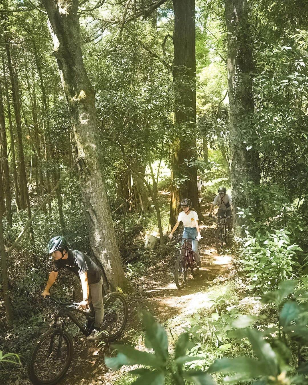 階上実穂さんのインスタグラム写真 - (階上実穂Instagram)「この前は @forest_bike に撮影しに行ってきました🌲🌳🍃 カメラ担当で行ったつもりがちゃっかり楽しんでる♩¨̮⑅*  森の中を電動マウンテンバイクで駆け回るトレイルアドベンチャーはスリル満点で最高に気持ちよき👍🏽 ̖́-  そもそも電動自転車にも乗り慣れてないから最初は怖かったけどインストラクターさんが優しく教えてくれるからすぐに乗れるように🚴🏽💭 なんなら𝟣番きゃっきゃ楽しんでたかも🤣笑  𝟣𝟢代より𝟤𝟢代、𝟤𝟢代より𝟥𝟢代どんどんアクティブになっていく気がするが... 怪我だけはしないように人生楽しも😎🔥🔥  #regressive_evolution #feldonshelter #feldonshelterjapan #feldonfamily #forestbike #mtb #mountainbike #trailbike #mtbiking #mtbtrails #outdoor #defender #landcruiser #toyotadyna #hilux #picuptruck #リグレス #フェルドンシェルター #ルーフテント #アウトドア #フォレストバイク #マウンテンバイク #森の遊び #森林アクティビティ #ディフェンダー #ランドクルーザー #ハイラックス #トヨタダイナ #ピックアップトラック #ルーフテントのある生活」10月24日 12時49分 - miho_ishigami