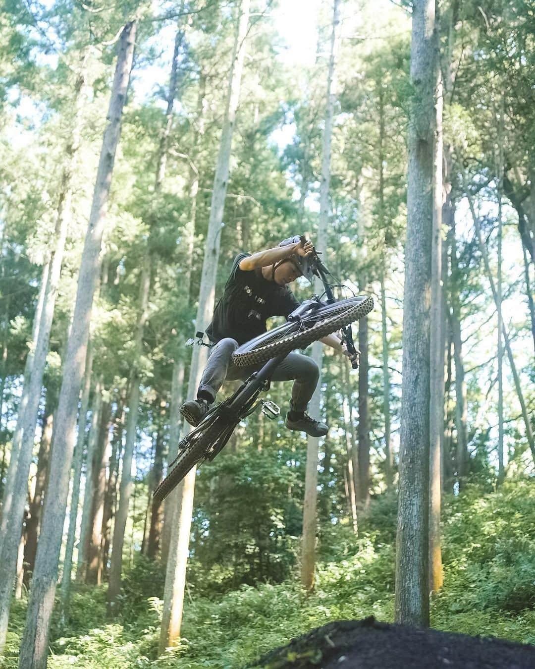 階上実穂さんのインスタグラム写真 - (階上実穂Instagram)「この前は @forest_bike に撮影しに行ってきました🌲🌳🍃 カメラ担当で行ったつもりがちゃっかり楽しんでる♩¨̮⑅*  森の中を電動マウンテンバイクで駆け回るトレイルアドベンチャーはスリル満点で最高に気持ちよき👍🏽 ̖́-  そもそも電動自転車にも乗り慣れてないから最初は怖かったけどインストラクターさんが優しく教えてくれるからすぐに乗れるように🚴🏽💭 なんなら𝟣番きゃっきゃ楽しんでたかも🤣笑  𝟣𝟢代より𝟤𝟢代、𝟤𝟢代より𝟥𝟢代どんどんアクティブになっていく気がするが... 怪我だけはしないように人生楽しも😎🔥🔥  #regressive_evolution #feldonshelter #feldonshelterjapan #feldonfamily #forestbike #mtb #mountainbike #trailbike #mtbiking #mtbtrails #outdoor #defender #landcruiser #toyotadyna #hilux #picuptruck #リグレス #フェルドンシェルター #ルーフテント #アウトドア #フォレストバイク #マウンテンバイク #森の遊び #森林アクティビティ #ディフェンダー #ランドクルーザー #ハイラックス #トヨタダイナ #ピックアップトラック #ルーフテントのある生活」10月24日 12時49分 - miho_ishigami