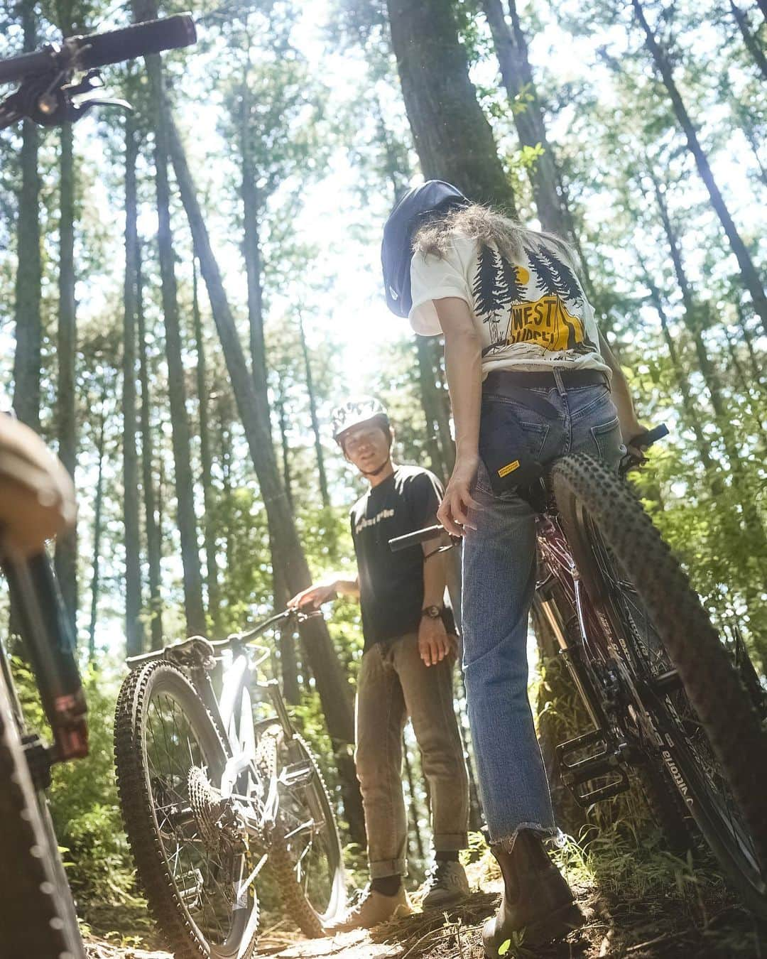 階上実穂さんのインスタグラム写真 - (階上実穂Instagram)「この前は @forest_bike に撮影しに行ってきました🌲🌳🍃 カメラ担当で行ったつもりがちゃっかり楽しんでる♩¨̮⑅*  森の中を電動マウンテンバイクで駆け回るトレイルアドベンチャーはスリル満点で最高に気持ちよき👍🏽 ̖́-  そもそも電動自転車にも乗り慣れてないから最初は怖かったけどインストラクターさんが優しく教えてくれるからすぐに乗れるように🚴🏽💭 なんなら𝟣番きゃっきゃ楽しんでたかも🤣笑  𝟣𝟢代より𝟤𝟢代、𝟤𝟢代より𝟥𝟢代どんどんアクティブになっていく気がするが... 怪我だけはしないように人生楽しも😎🔥🔥  #regressive_evolution #feldonshelter #feldonshelterjapan #feldonfamily #forestbike #mtb #mountainbike #trailbike #mtbiking #mtbtrails #outdoor #defender #landcruiser #toyotadyna #hilux #picuptruck #リグレス #フェルドンシェルター #ルーフテント #アウトドア #フォレストバイク #マウンテンバイク #森の遊び #森林アクティビティ #ディフェンダー #ランドクルーザー #ハイラックス #トヨタダイナ #ピックアップトラック #ルーフテントのある生活」10月24日 12時49分 - miho_ishigami