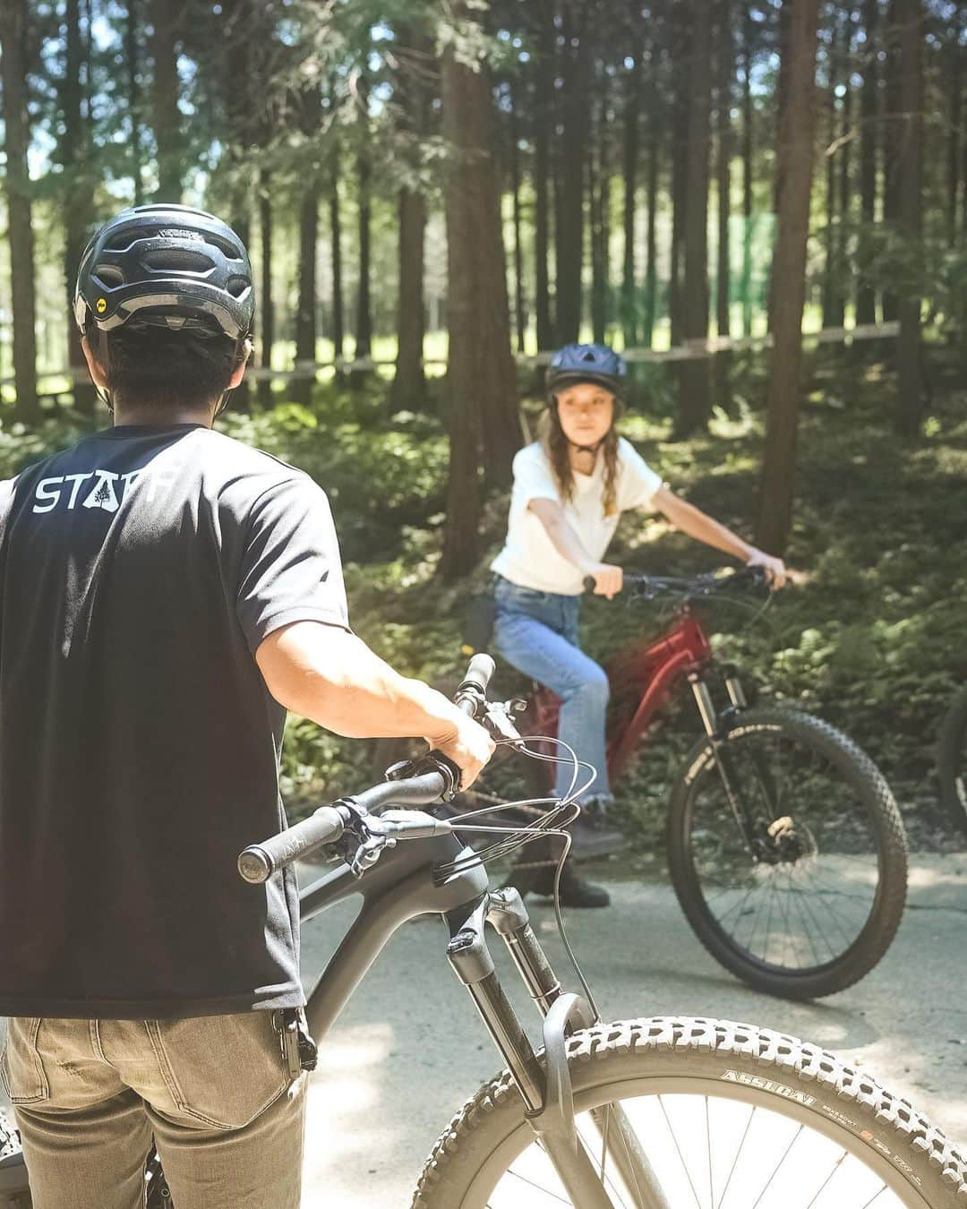 階上実穂さんのインスタグラム写真 - (階上実穂Instagram)「この前は @forest_bike に撮影しに行ってきました🌲🌳🍃 カメラ担当で行ったつもりがちゃっかり楽しんでる♩¨̮⑅*  森の中を電動マウンテンバイクで駆け回るトレイルアドベンチャーはスリル満点で最高に気持ちよき👍🏽 ̖́-  そもそも電動自転車にも乗り慣れてないから最初は怖かったけどインストラクターさんが優しく教えてくれるからすぐに乗れるように🚴🏽💭 なんなら𝟣番きゃっきゃ楽しんでたかも🤣笑  𝟣𝟢代より𝟤𝟢代、𝟤𝟢代より𝟥𝟢代どんどんアクティブになっていく気がするが... 怪我だけはしないように人生楽しも😎🔥🔥  #regressive_evolution #feldonshelter #feldonshelterjapan #feldonfamily #forestbike #mtb #mountainbike #trailbike #mtbiking #mtbtrails #outdoor #defender #landcruiser #toyotadyna #hilux #picuptruck #リグレス #フェルドンシェルター #ルーフテント #アウトドア #フォレストバイク #マウンテンバイク #森の遊び #森林アクティビティ #ディフェンダー #ランドクルーザー #ハイラックス #トヨタダイナ #ピックアップトラック #ルーフテントのある生活」10月24日 12時49分 - miho_ishigami