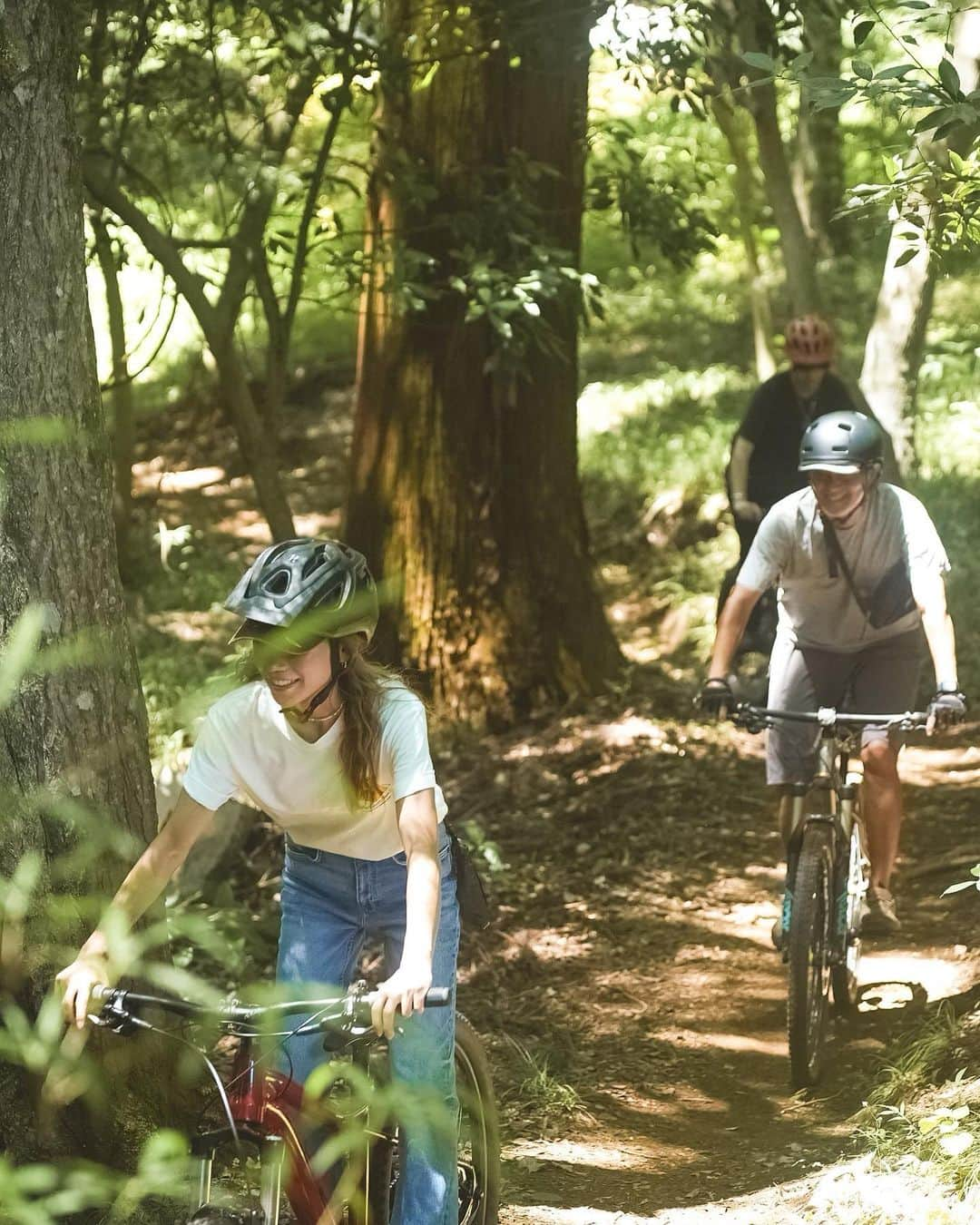 階上実穂のインスタグラム：「この前は @forest_bike に撮影しに行ってきました🌲🌳🍃 カメラ担当で行ったつもりがちゃっかり楽しんでる♩¨̮⑅*  森の中を電動マウンテンバイクで駆け回るトレイルアドベンチャーはスリル満点で最高に気持ちよき👍🏽 ̖́-  そもそも電動自転車にも乗り慣れてないから最初は怖かったけどインストラクターさんが優しく教えてくれるからすぐに乗れるように🚴🏽💭 なんなら𝟣番きゃっきゃ楽しんでたかも🤣笑  𝟣𝟢代より𝟤𝟢代、𝟤𝟢代より𝟥𝟢代どんどんアクティブになっていく気がするが... 怪我だけはしないように人生楽しも😎🔥🔥  #regressive_evolution #feldonshelter #feldonshelterjapan #feldonfamily #forestbike #mtb #mountainbike #trailbike #mtbiking #mtbtrails #outdoor #defender #landcruiser #toyotadyna #hilux #picuptruck #リグレス #フェルドンシェルター #ルーフテント #アウトドア #フォレストバイク #マウンテンバイク #森の遊び #森林アクティビティ #ディフェンダー #ランドクルーザー #ハイラックス #トヨタダイナ #ピックアップトラック #ルーフテントのある生活」