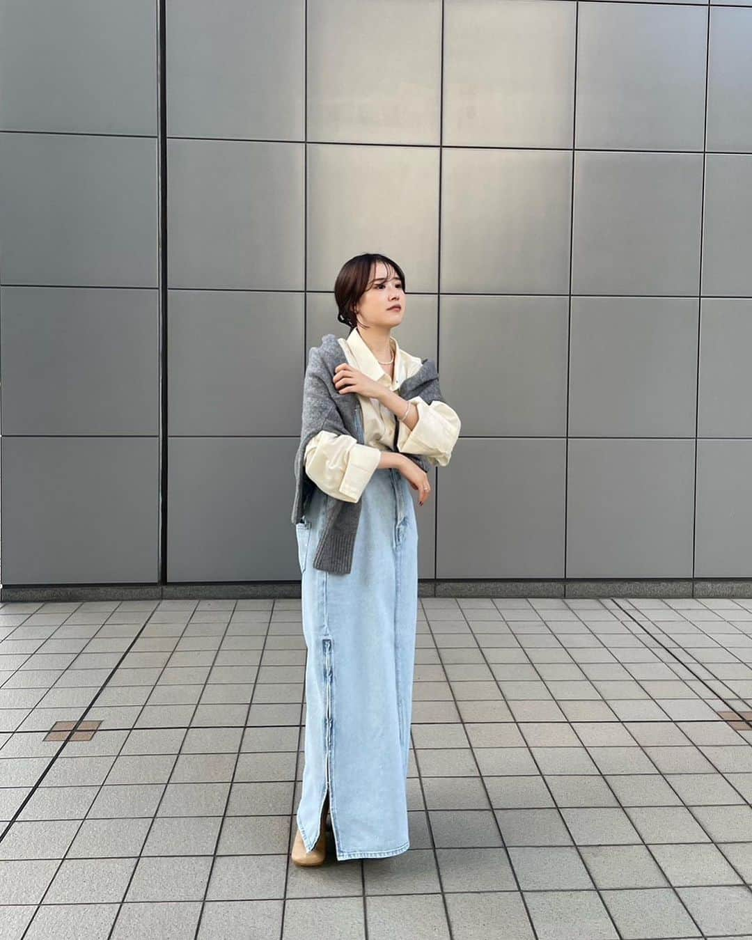 ETRÉ TOKYO ストアさんのインスタグラム写真 - (ETRÉ TOKYO ストアInstagram)「@etretokyo  【10/26 New Arrival】  ㅤㅤㅤ ㅤㅤㅤ #edwinetretokyocoreデニムハイライズサススカート WHITE / BLUE / INDIGO S.M size ¥27,500(tax in) ㅤㅤㅤ ㅤㅤ ㅤㅤㅤ新宿スタッフ @etretokyo_sae 168cm  BLUE / M size 着用  @etretokyo_risa 160cm BLUE / S size 着用  本社スタッフ @_s_a_r_a_s_a_ 160cm WHITE / M size 着用  @etretokyo_yuko 160cm INGIDO / M size 着用  ㅤㅤㅤ  ㅤㅤㅤ┈┈┈┈┈┈┈┈┈┈┈┈┈┈┈┈┈┈┈ ㅤㅤㅤ ㅤㅤ  【INFORMATION】 ⁡ㅤㅤㅤ ⁡ ※10/26(木)発売のアイテムは、10/27(金)12:00よりお在庫のある場合、ルミネカード会員様限定で店舗通販のご利用が可能です。  ⁡ ※お電話がつながりにくい可能性がございます。 ⁡ ※また混雑時には入場制限及び 試着点数の制限を設けさせて頂きます。 予めご了承ください。 ⁡ ⁡ ご理解、ご協力を賜りますよう 心よりお願い申し上げます。   ㅤㅤㅤ 【LUMINE SHINJUKU STORE】 ETRÉ TOKYO ルミネ新宿2店 TEL：03-5989-0979  ー営業時間ー (平日、土日祝)11:00-21:00 ⁡  #etretokyo#etre#fashion#etretokyoshinjuku #etre#2023etre#etretokyo_staff_ootd#2023aw #大人ファッションコーデ #シンプルスタイル  #オトナカジュアルコーデ  #フラットシューズ #白黒コーデ #デニムスカート #サスペンダー #デニムスタイル」10月24日 12時42分 - etretokyo_store