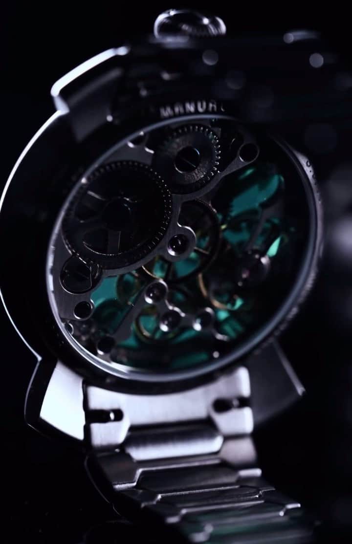 GaGa MILANO 公式 アカウントのインスタグラム：「新作コレクション【マヌアーレ44MM】  グリーンのカラーガラスとスケルトンダイアルが相性抜群の4310.02はトレンドを押さえつつも飽きのこないステンレスで定番アイテムとして末長くご愛用いただけます。  ゼンマイを巻き上げる度に愛着が湧いてくること間違いなし。  直営店舗、またはプロフィールTOPの公式オンラインストアにてお取り扱いございます。ぜひこの機会にご覧ください。  ◆Official Online Store◆ www.gagamilano.net  Omotnsando(Tokyo)表参道店 TEL:03-6447-2974  Shinsaibashi(Osaka)心斎橋店 TEL:06-6226-8895  #GaGaMILANO  #ガガミラノ」