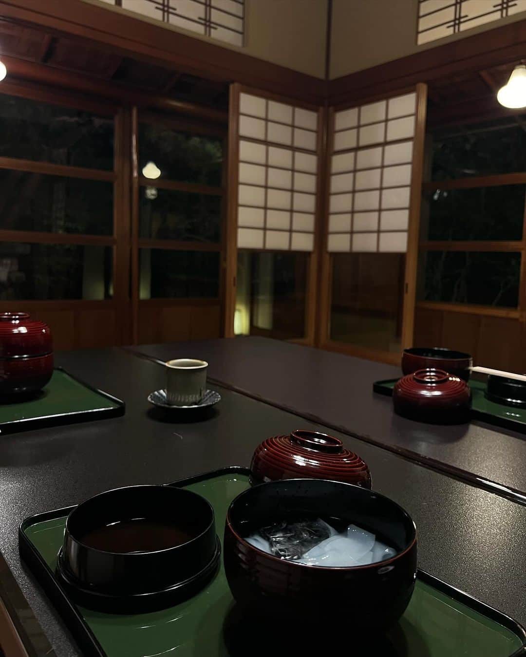 ローラさんのインスタグラム写真 - (ローラInstagram)「Kanazawa物語🤍  金沢にとてもお世話になっている方にご挨拶に訪れて、そのあと一緒に麹屋さんでお味噌をgetして、陶器をgetして、最後は禅の文化を世界に広めただいすきな鈴木大拙さんの施設に訪れてご挨拶だよ📝  施設の空間にいるだけで、いつもすごく心が洗われたような心地いい氣分になる☺️🌱」10月24日 12時42分 - rolaofficial