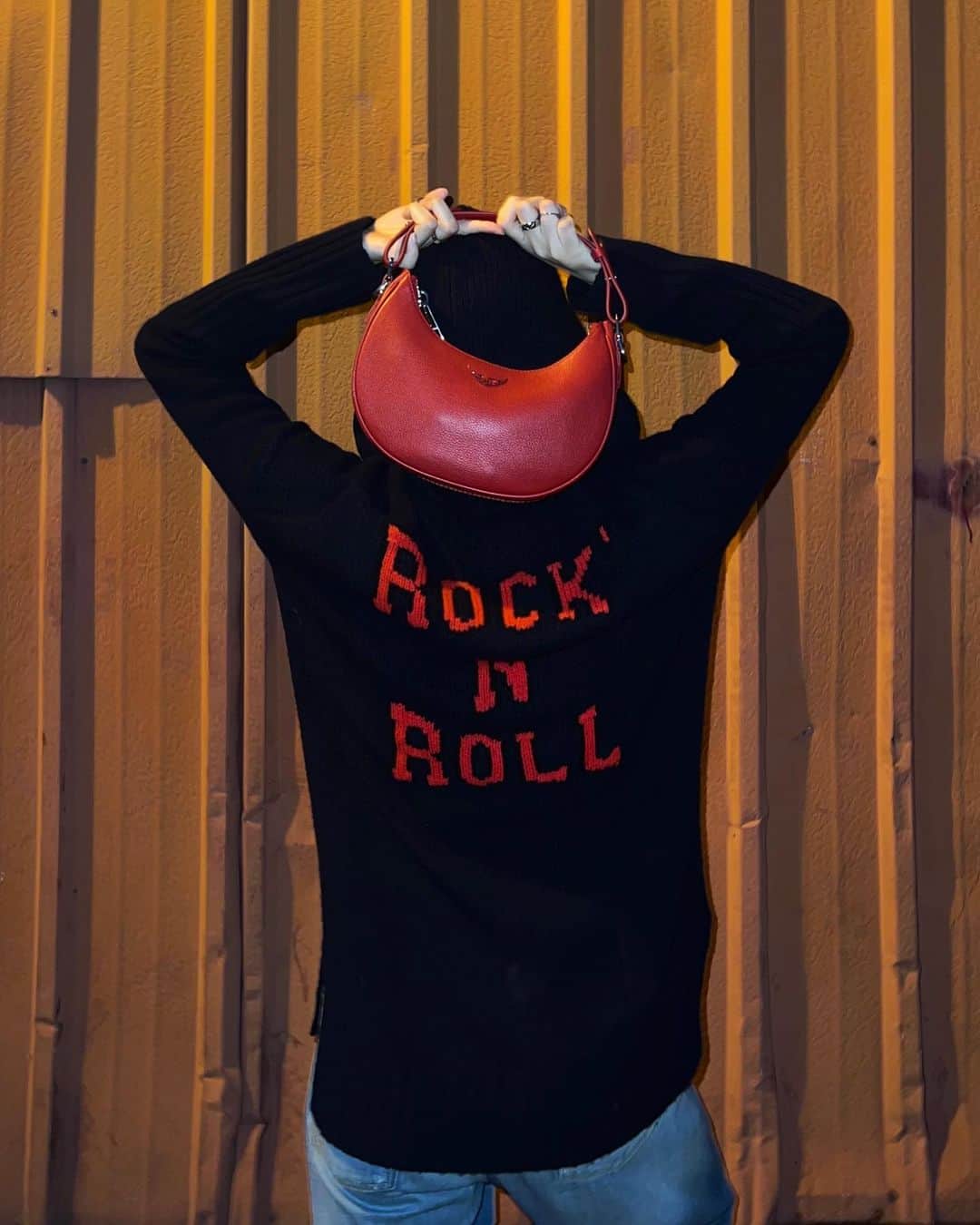 ペ・ユニョンさんのインスタグラム写真 - (ペ・ユニョンInstagram)「Rock' N' Roll ♥️🌙🎸🖤🎒 #zadigetvoltaire #moonrockbag」10月24日 12時46分 - mulan_bae