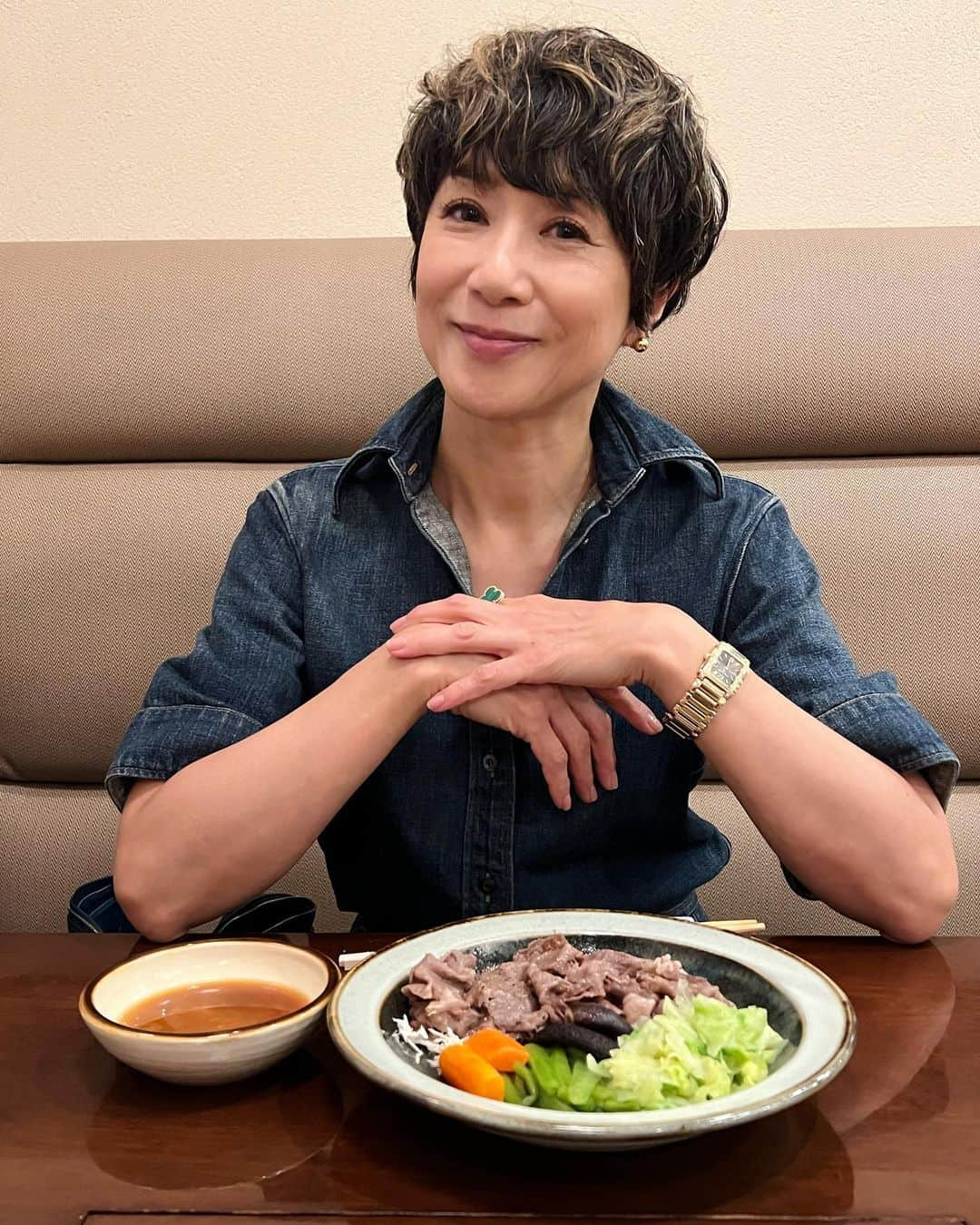 黒田知永子のインスタグラム：「. とても美味しいランチ😊  昔から変わらないお店の雰囲気も好き。 私の好物はバタ焼き定食。添えてある温野菜も全部美味しい😋  ただ好きっていう報告でした🩶  #ざくろ#バタ焼き定食  #yunahica_chieko  #デニムシャツ #黒田知永子 #chiekokuroda」