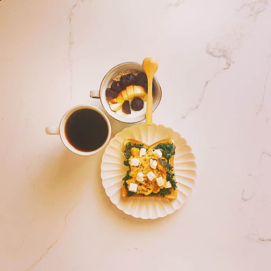 森由月さんのインスタグラム写真 - (森由月Instagram)「・ #あさごはん  #かぼちゃトースト #オートミールヨーグルト  　→巨峰、りんご #ホットコーヒー ・ 🍞覚え書き 食パンの上に、ケール、作りおきの南瓜サラダ、クリームチーズを乗せてトーストする。→仕上げにブラックペッパーとナツメグをぱらり。→happy!  かぼちゃサラダはなんの変哲もないやつですが、ナツメグ振りかけるだけで少しレベルアップできます。 ・ #いただきます #朝食 #モーニング #あさごぱん #トーストアレンジ #トーストレシピ #毎朝オートミール #腸活 #パン好き #珈琲好き #おうちごはん記録 #秋っぽいごはん  #てづくりごはん365 #breakfast #toast #coffee #instafood #🍞 #🎃 #🍇 #🍎 #ごちそうさま」10月24日 12時54分 - mori_yutsuki