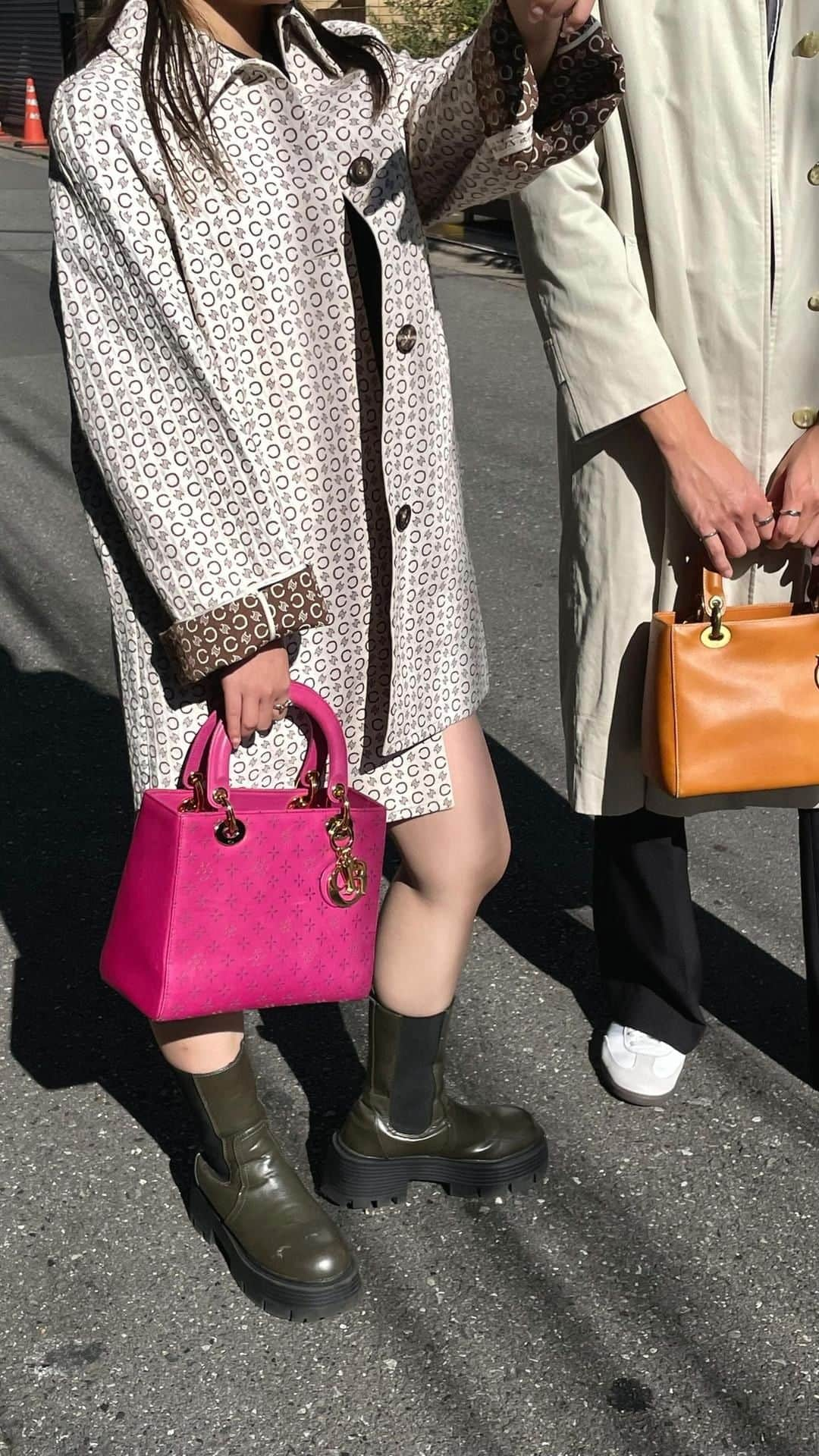 vintage Qooのインスタグラム：「When you and your bestie outfit match 📸  ▼Customer service English/Chinese/Korean/Japanese *Please feel free to contact us! *商品が見つからない場合にはDMにてお問い合わせください   ▼International shipping via our online store. Link in bio.  #tokyovintageshop #오모테산도 #omotesando #aoyama #表參道 #명품빈티지 #빈티지패션 #도쿄빈티지샵  #ヴィンテージファッション #ヴィンテージショップ #dior #ladydiorbag #diorbag #ディオール #ディオールバッグ」