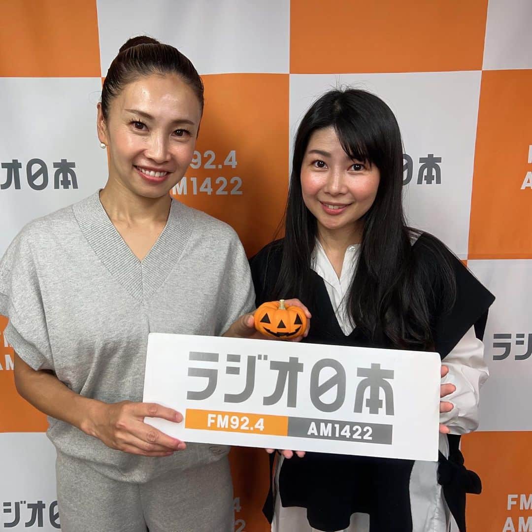 吉村民さんのインスタグラム写真 - (吉村民Instagram)「10月17日(火)の ラジオ日本「SWEET!!」のゲストは株式会社スタイルス代表の中山真見さん！  10 月 25 日(水)、26 日(木)に六本木ヒルズで開催されます『ViO フェス』についてお話を伺いました。  前回までは ViO マルシェといったイベントをご紹介頂きましたが、 今回は『ViO フェス』にパワーアップ！  六本木ヒルズにあるハリウッドホールで開催するため、 会場が広くなり出展社数が今までの倍近く、40 社の出展者が集まり、 お話を伺いながら、 試飲試食したり、試したりして お買い物ができます！ 販売予定商品は、食品やお菓子、プロテインやサプリなどの 健康アイテム、またコスメやエシカル商品など幅広くなっているだけでなく、 今回は、イベントプログラムに参加したり、カフェスペースで お食事もできるそうです。  オーガニック・無添加にあまり関心がない方でも、なんだか楽しそうだし、 子連れで行けるし、しかも入場無料ならランチがてら遊びにいってみようかな?と、 皆さんが楽しみながら、オーガニック・無添加・エシカル商品に触れていただけるフェスになっています。  今回の ViO フェスの注目ポイントは、初出展の企業が半分以上あつまり、岡山から東京初出展の米粉クッキーや、 フィンランドから日本初上陸するオーツドリンクのお披露目などもあるそうです！  そしてイベントは、 タレントの優木まおみさんによる身体美容セミナーや、 アーティストの DREAM AYA さんによるトークショー、 無料で椅子に座って参加できる 肩こり解消ヨガ教室。  また、無投薬で育てた山田のうなぎのうな重弁当の販売、 WE ARE THE FARM のお野菜中心のヘルシー弁当を数量限定販売もあるそうです！  オーガニック・無添加をもっとより多くの方に広めたい真見さんの希望は、ViO マルシェを全国展開していていったり、 子供たちが欲しがるキャラクター パッケージのお菓子などを無添加プロデュースすること。真見さんならきっと、実現できちゃいますね✨ 楽しみです！  興味がある方はもちろん、 今まで、興味がなかった方も 素敵な出逢いがあると思います！  『Vio フェス』は、 10 月 25 日(水)、26 日(木) 六本木ヒルズ「ハリウッドホール」 ハリウッドビューティープラザ 5 階にて開催します。   詳しくは、株式会社スタイルスのウェブサイトや SNS をチェックしてください。」10月24日 13時08分 - yoshimuratami