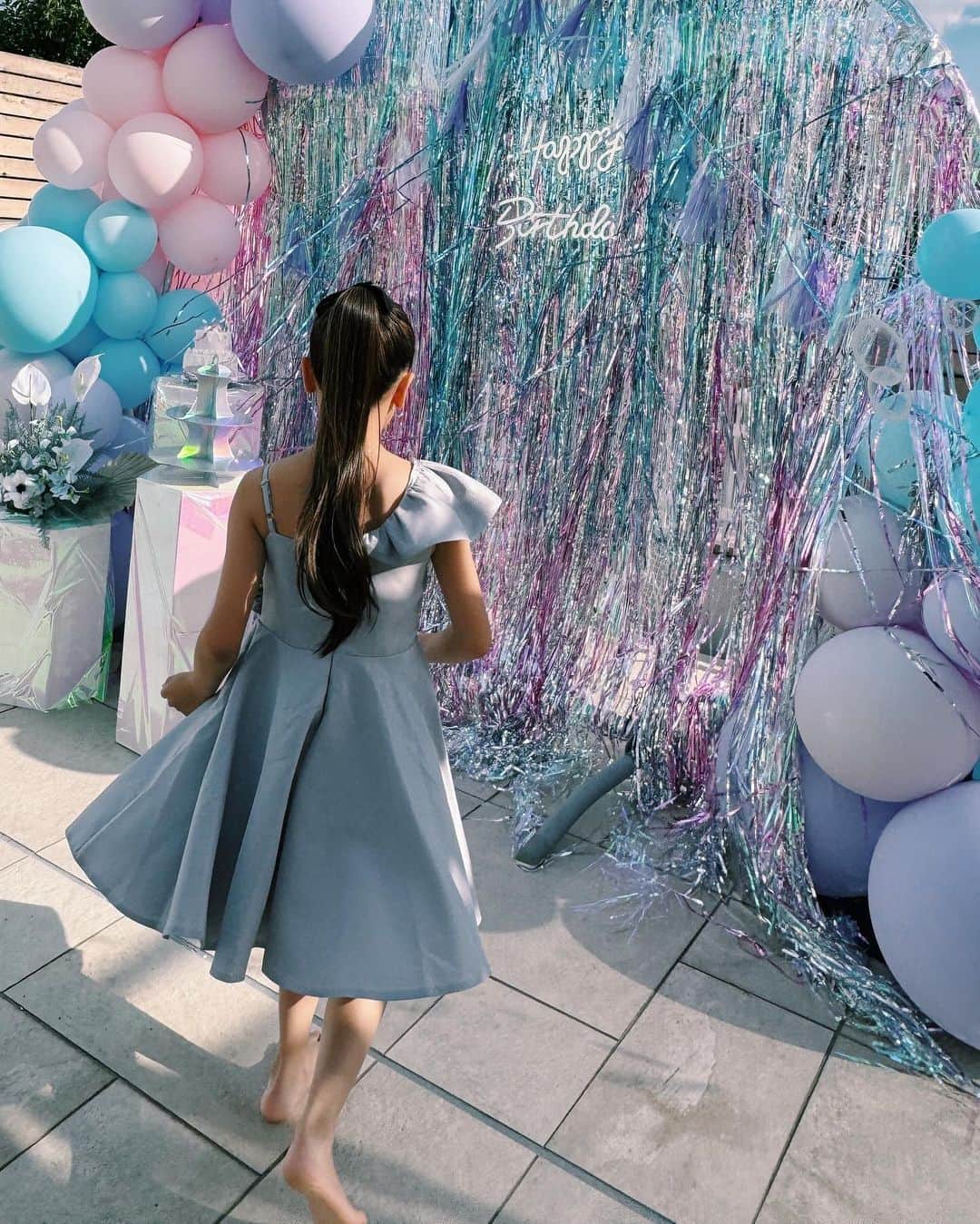 ベビちぃ。のインスタグラム：「この前、10歳になりました！ 大好きなお友達とパーティーしたよ💞 飾りつけがかわいくてとてもうれしかった😍夢のマカロンタワーと、大好きなバターケーキのネコver.も作ってもらえて幸せ💖 ママのインスタにお祝いメッセージをたくさんくれてありがとうございます！ わたしを見守ってくれている人がいっぱいいるって不思議な気持ち💓 これからもよろしくね🌟」