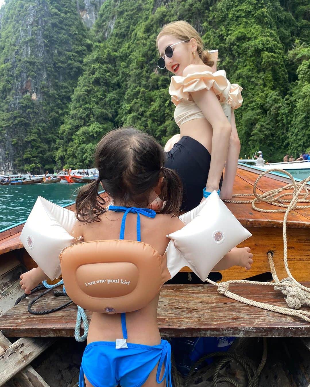 平木愛美さんのインスタグラム写真 - (平木愛美Instagram)「Thailand 🇹🇭  写真を撮ろうとした一瞬も、 "マミー！だっこお〜！！！！！"  と、きてくれるbaby girl💕 愛おし。 一緒の、思い出写真が一番🫶  べびまるの水着は、彼女が好きな、 "あお！！！！！"💙  この時は、、産後3ヶ月っ。お腹はまだ全然のびのび。。 でももうあっっっというまに５ヶ月が経過…そろそろ運動も、美容も色々も。しっかりがんばりスタートしたいですね🧘‍♀️🤸‍♂️✨💫」10月24日 13時18分 - manamihiraki