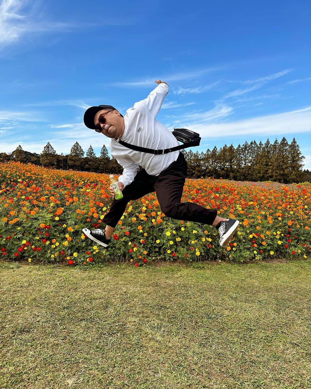 久保田和靖のインスタグラム：「花がそうさせるのか でも 花がなければそうはならない」