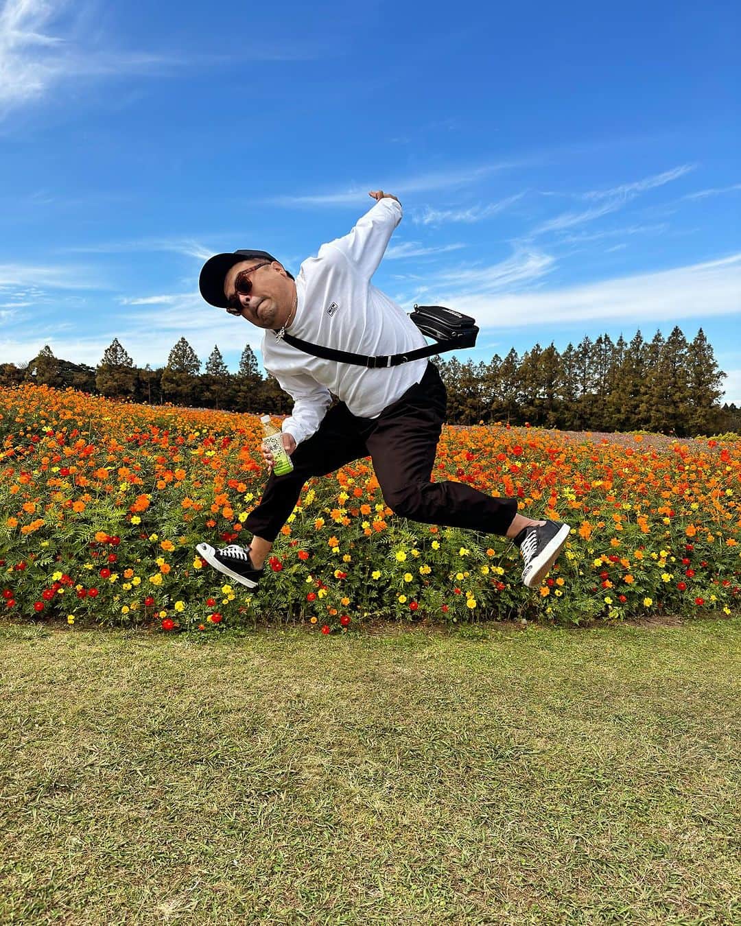 久保田和靖のインスタグラム：「花がそうさせるのか でも 花がなければそうはならない」