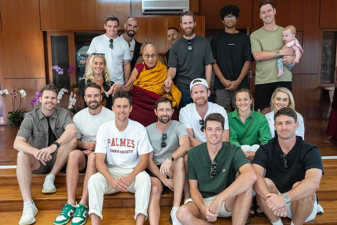 ダライ・ラマ14世さんのインスタグラム写真 - (ダライ・ラマ14世Instagram)「HHDL meeting with players and their families of the New Zealand cricket team at his residence in Dharamsala, HP, India on October 24, 2023. Photo by Tenzin Choejor #dalailama」10月24日 13時27分 - dalailama