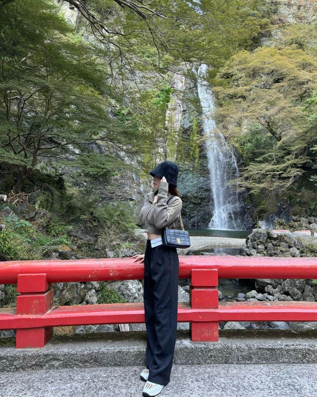 川猿てるみさんのインスタグラム写真 - (川猿てるみInstagram)「. 滝を見に行きたくて箕面大滝に🫣 浄化されて大自然パワー最高だった〜🤭✨   @_juemi_ のトップス着るタイミングなくて 滝コーデによくて2年越しに着た😂 コーデおかわさん🫶🏻  tops→ @_juemi_  pants→ @grl_official  bag→ @burberry  shoes→ @burberry   #箕面大滝 #滝」10月24日 13時29分 - terumin1113