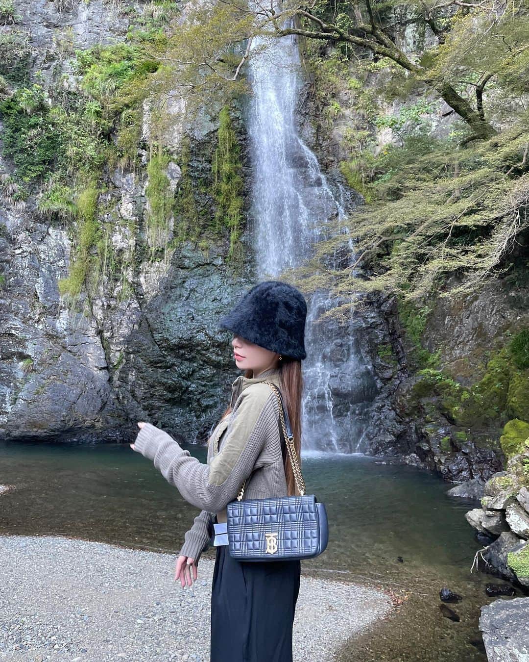 川猿てるみさんのインスタグラム写真 - (川猿てるみInstagram)「. 滝を見に行きたくて箕面大滝に🫣 浄化されて大自然パワー最高だった〜🤭✨   @_juemi_ のトップス着るタイミングなくて 滝コーデによくて2年越しに着た😂 コーデおかわさん🫶🏻  tops→ @_juemi_  pants→ @grl_official  bag→ @burberry  shoes→ @burberry   #箕面大滝 #滝」10月24日 13時29分 - terumin1113