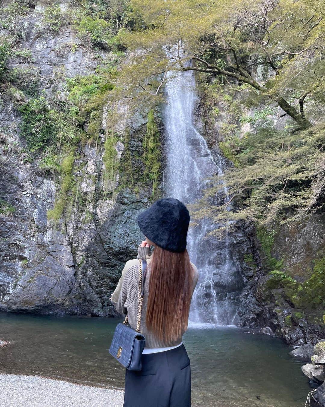 川猿てるみさんのインスタグラム写真 - (川猿てるみInstagram)「. 滝を見に行きたくて箕面大滝に🫣 浄化されて大自然パワー最高だった〜🤭✨   @_juemi_ のトップス着るタイミングなくて 滝コーデによくて2年越しに着た😂 コーデおかわさん🫶🏻  tops→ @_juemi_  pants→ @grl_official  bag→ @burberry  shoes→ @burberry   #箕面大滝 #滝」10月24日 13時29分 - terumin1113
