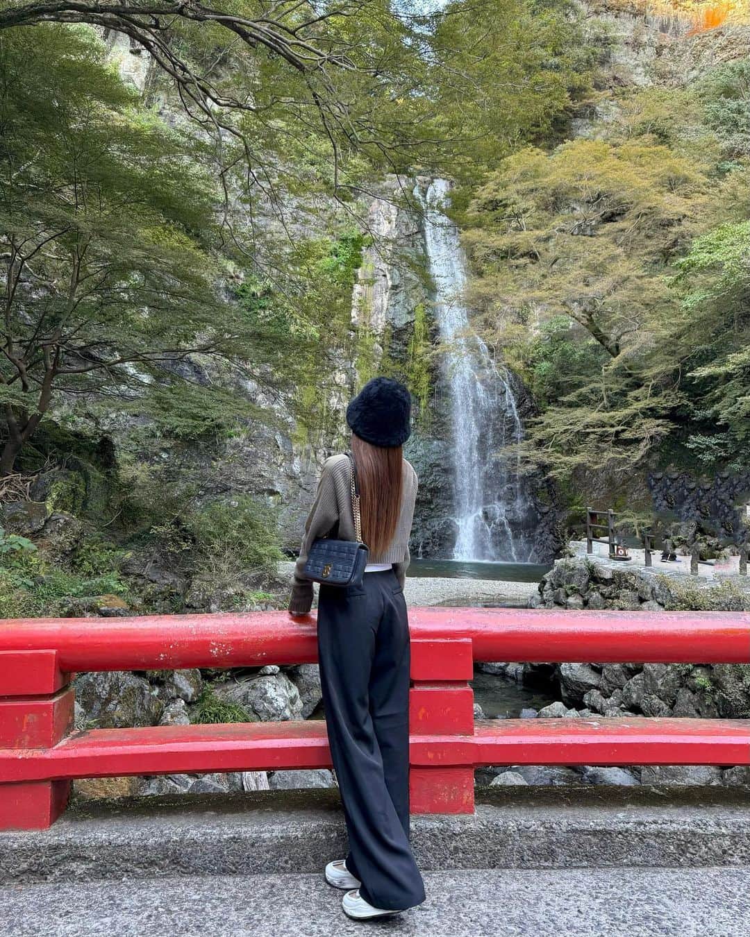川猿てるみさんのインスタグラム写真 - (川猿てるみInstagram)「. 滝を見に行きたくて箕面大滝に🫣 浄化されて大自然パワー最高だった〜🤭✨   @_juemi_ のトップス着るタイミングなくて 滝コーデによくて2年越しに着た😂 コーデおかわさん🫶🏻  tops→ @_juemi_  pants→ @grl_official  bag→ @burberry  shoes→ @burberry   #箕面大滝 #滝」10月24日 13時29分 - terumin1113