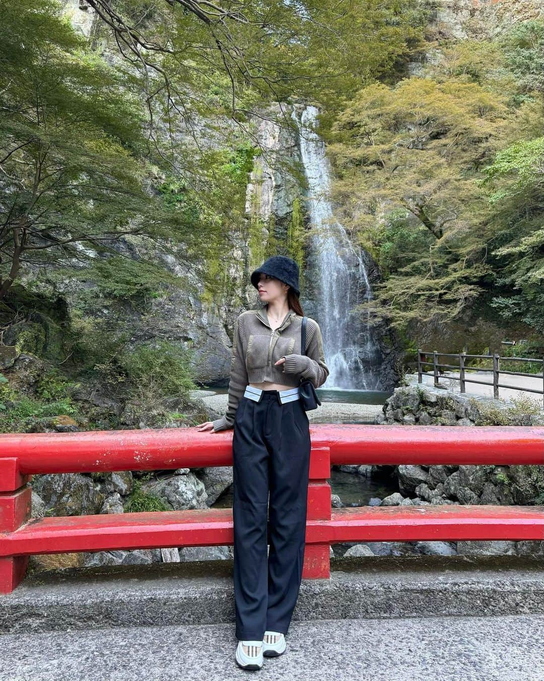 のインスタグラム：「. 滝を見に行きたくて箕面大滝に🫣 浄化されて大自然パワー最高だった〜🤭✨   @_juemi_ のトップス着るタイミングなくて 滝コーデによくて2年越しに着た😂 コーデおかわさん🫶🏻  tops→ @_juemi_  pants→ @grl_official  bag→ @burberry  shoes→ @burberry   #箕面大滝 #滝」