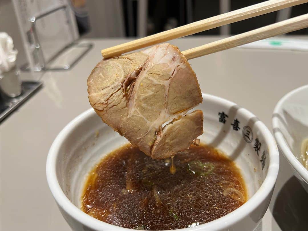 SUSURUさんのインスタグラム写真 - (SUSURUInstagram)「熊本から上陸！ 六本木に新たにオープンした鰹昆布水つけ麺などを提供する自家製麺のお店。 旨みたっぷりの鰹昆布水とのどごし生麺がウンメエ！ 冷製のつけ汁も美味でした。 #susuru_tv #富喜製麺研究所 #六本木 #東京 #のどごし生麺 #うまい  #ラーメン #らーめん #ramen #ラーメン部 #ramennoodles #毎日ラーメン生活 #麺スタグラム #japaneseramen #japanramen #foodstagram #foodie #noodles #instanoodle #instaramen #instafood #東京ラーメン #東京つけ麺 #つけ麺 #昆布水つけ麺」10月24日 13時29分 - susuru_tv