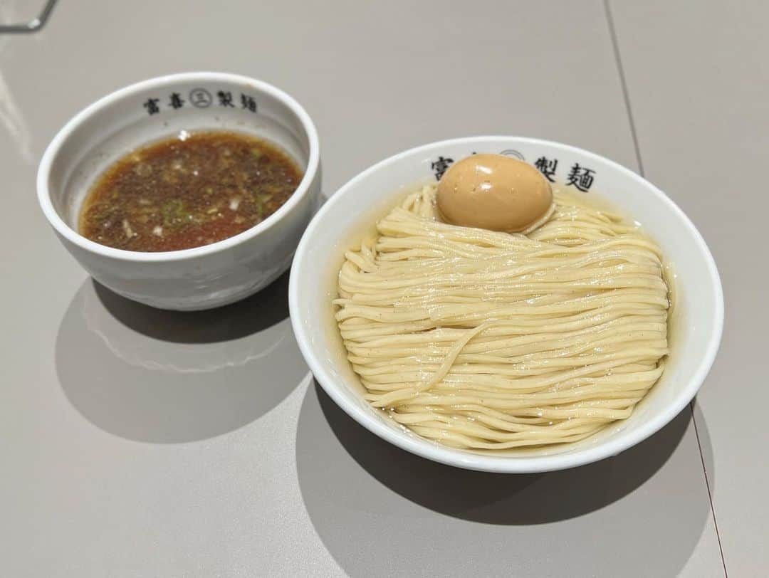 SUSURUのインスタグラム：「熊本から上陸！ 六本木に新たにオープンした鰹昆布水つけ麺などを提供する自家製麺のお店。 旨みたっぷりの鰹昆布水とのどごし生麺がウンメエ！ 冷製のつけ汁も美味でした。 #susuru_tv #富喜製麺研究所 #六本木 #東京 #のどごし生麺 #うまい  #ラーメン #らーめん #ramen #ラーメン部 #ramennoodles #毎日ラーメン生活 #麺スタグラム #japaneseramen #japanramen #foodstagram #foodie #noodles #instanoodle #instaramen #instafood #東京ラーメン #東京つけ麺 #つけ麺 #昆布水つけ麺」