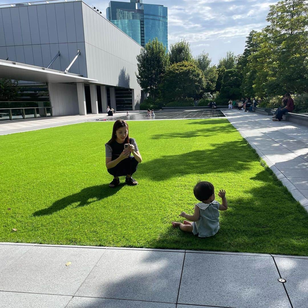 五條まりなさんのインスタグラム写真 - (五條まりなInstagram)「♡ 　 息子のヘルメット治療が、8月に完全に卒業しました👶 ⁡ ヘルメットをつけているのが当たり前だった息子は、ヘルメットがないと落ち着かず 頭を掻きむしったり髪の毛を力一杯引っ張ってしまったりして、不安な気持ちが行動に出てしまっていたので 6月頃から徐々に外す時間を長くしていきました😌 ⁡ まずはお外に出て、色んなことに興味を持っている時に頭に風があたるようにしてみたり、気になっている時は帽子を被せてみたり。 ⁡ 振り返ると、早く普通の姿の息子とお出かけしたいなぁと思っていた 約半年間 あっという間で、今はなんだかヘルメット姿が愛おしいくらい🥰 ⁡ 街中でヘルメットちゃんたちを見かけると、ベビーもママもパパも皆頑張れー！と心の中で応援してしまいます🥹✨ ⁡ 息子はかなり綺麗になって、ヘルメットやる必要あったの？って聞かれるくらいまぁるくなりました🙆‍♀️やってよかった！！！ ⁡ ⁡ 息子、よくがんばりました👏💯❤️ ⁡ ⁡ ⁡ #令和4年ベビー#男の子ママ#男の子ベビー#ヘルメット治療#プロモメット#赤ちゃんの頭の形」10月24日 20時00分 - marina.gojo