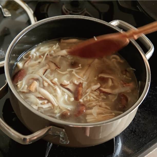 松屋銀座さんのインスタグラム写真 - (松屋銀座Instagram)「熱々のフライパンから聞こえるジュワッとした音。 スープ鍋から立ち上る湯気。 藤原さんのご自宅キッチンからは、さり気ないけれど、とびきりの美味しい！が生まれます。  “料理は自分の手で自分を幸せにできるツール”という考えのもと、料理家、エッセイストとして活躍する 〈あたらしい日常料理 ふじわら〉代表、藤原奈緒さん。  ひとりでも、みんなでも。いつものごはんにも、おもてなしにも。 いつものごはんにも、人を招いた時にも重宝する、簡単だけど食卓が華やぐ料理と、 日々のごはん作りの頼もしい味方となる、調理道具について教えていただきました。  あたらしい日常料理ふじわら　藤原奈緒さんと叶える　毎日調うごはん計画 －2023秋－  ▼ウェブ記事は当アカウント@matsuyaginza のプロフィール欄ハイライト『読みもの』またはこちらから https://www.matsuya.com/ginza/events/2023/1018/fujiwarasan_2/  松屋銀座7階にて、藤原奈緒さんによる実演イベントも開催いたします。 実演イベント「あたらしい日常料理ふじわら　藤原奈緒さんと叶える　毎日調うごはん計画 －2023秋－」  11月5日（日）午後1時から／午後4時から（各回約40分） 7階テーブルジョイ イベントスペース ※今回ウェブ記事でご紹介した「ふじわらのびん詰め」もご購入いただけます。 ※実演予定：「チキンと根菜のソテー ローズマリー風味」「チキンソテーのあとのお楽しみピラフ」「きのこのクリームスープ」  MATSUYA GINZA DESIGN WEEK 2023 10月18日(水) - 11月3日(祝・金) 7階ライフスタイル・リビングフロア  7階ライフスタイル・リビングフロアではデザインコレクションをはじめ、作り手の創意工夫と想いの詰まったプロダクトをご紹介しています。 期間中はトークイベントやライブイベントを通して作り手の思いやモノづくりの背景に触れる事で、豊かさを育む上質でシンプルな暮らしを提案いたします。  ▼詳しくはこちらから https://www.matsuya.com/ginza/events/2023/1010/matsuya-ginza-design-week-2023/  #デザインの松屋 #松屋銀座 #matsuyaginza #銀座 #ginza #あたらしい日常料理ふじわら #毎日調うごはん計画 #藤原奈緒 #家庭料理 #調味料 #びん詰め #ストウブ #フィスラー #ヴェーエムエフ #テーブルジョイ」10月24日 13時31分 - matsuyaginza