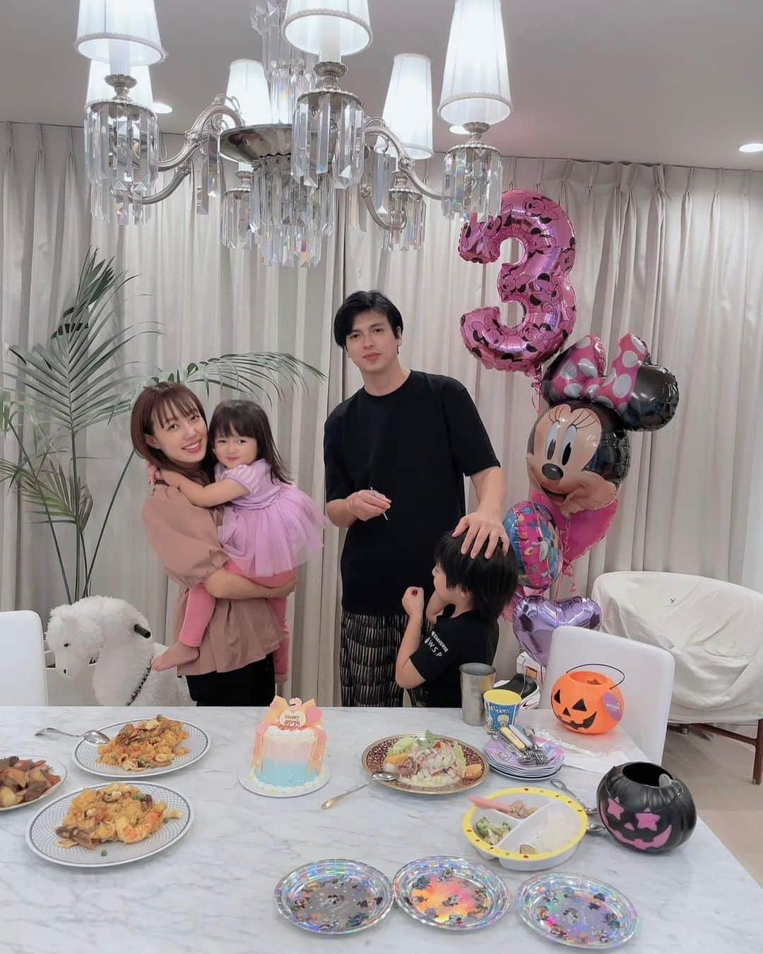 アレクサンダーのインスタグラム：「３歳になりましたー。 美人ちゃん🎂 みなさんいつもありがとう😊 今日も新しいケーキが来ますー 色々事情がありましてね、、、w  #3歳」