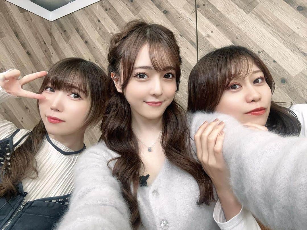 のインスタグラム：「グルミク３周年直前生放送ありがとうございました☺️  一年があっという間だ😳 あと９回月曜日が来たら今年は終わりらしいよ🥲 みんなやり残した事はない…？？  #instagood #instalike #instagram #japanesegirl #gravure#photography #flowers #fff #셀카#뷰티스타그램#셀카그램#좋아요#팔로우 #粉我#portrat#beauty #日本的#內衣#奶#泳衣」