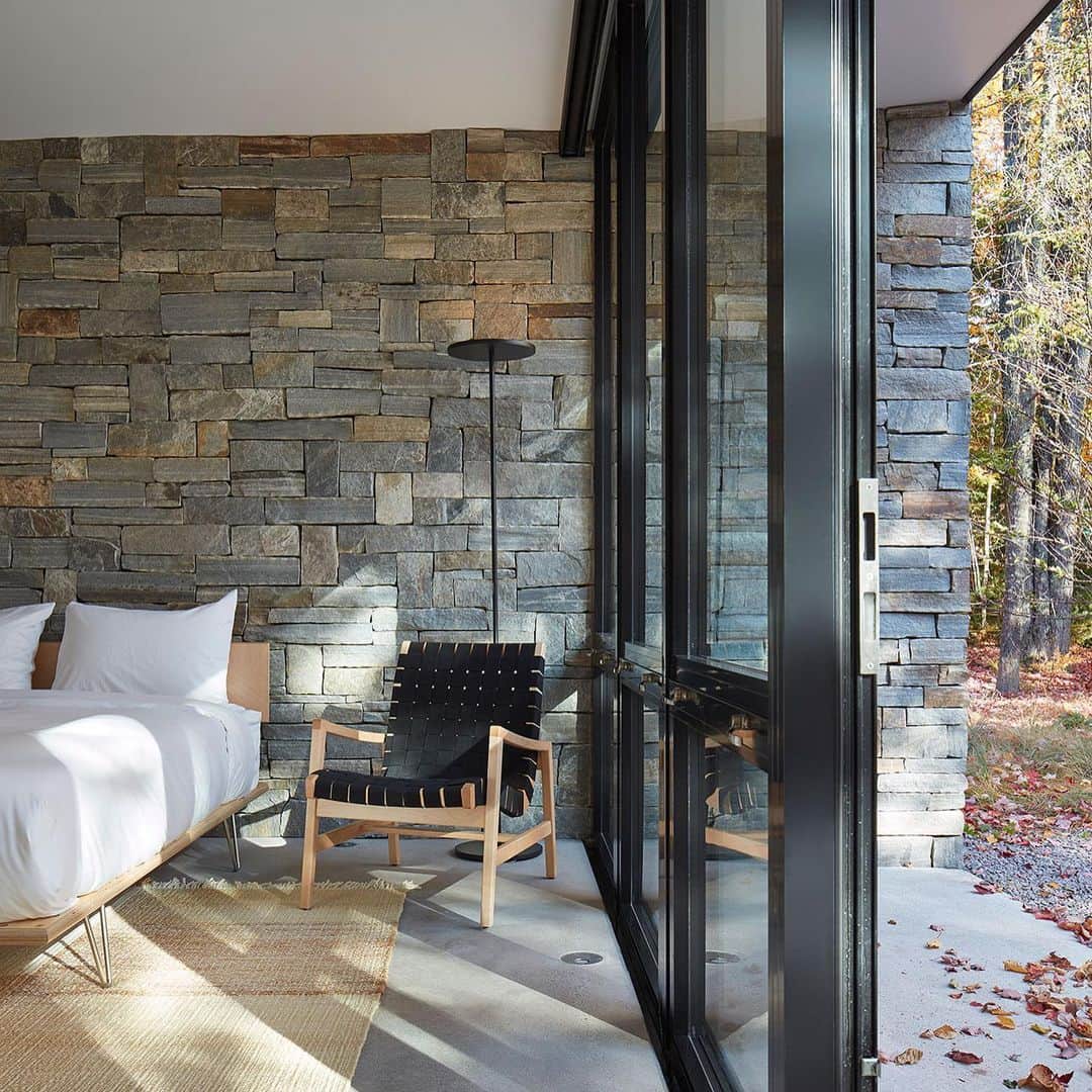 Design Milkさんのインスタグラム写真 - (Design MilkInstagram)「Graphic designer Bart Crosby's dream of a serene lakeside escape came to life thanks to @wheelerkearnsarchitects! 🎣 Nestled amidst 2.5 acres of woods, the Clearwater Lake Retreat blends rustic charm with contemporary design, featuring an open-plan living space + stunning black-framed windows for the perfect relaxation getaway. 🍂  Step inside for a full tour at the link in bio. 🔗  📸 Photography by Steve Hall from @hallmerrickphoto.」10月25日 4時30分 - designmilk