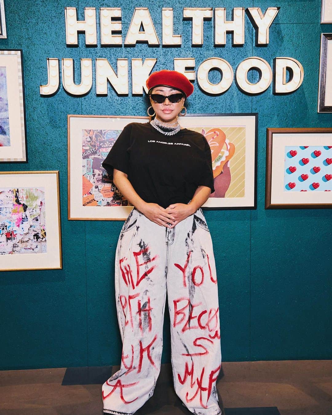 ルナのインスタグラム：「Styling hat/ @riehata  Tee/ @losangelesapparel_japan  pants/ @kobinai_maimi  shoes/ @yelloshoes_official」