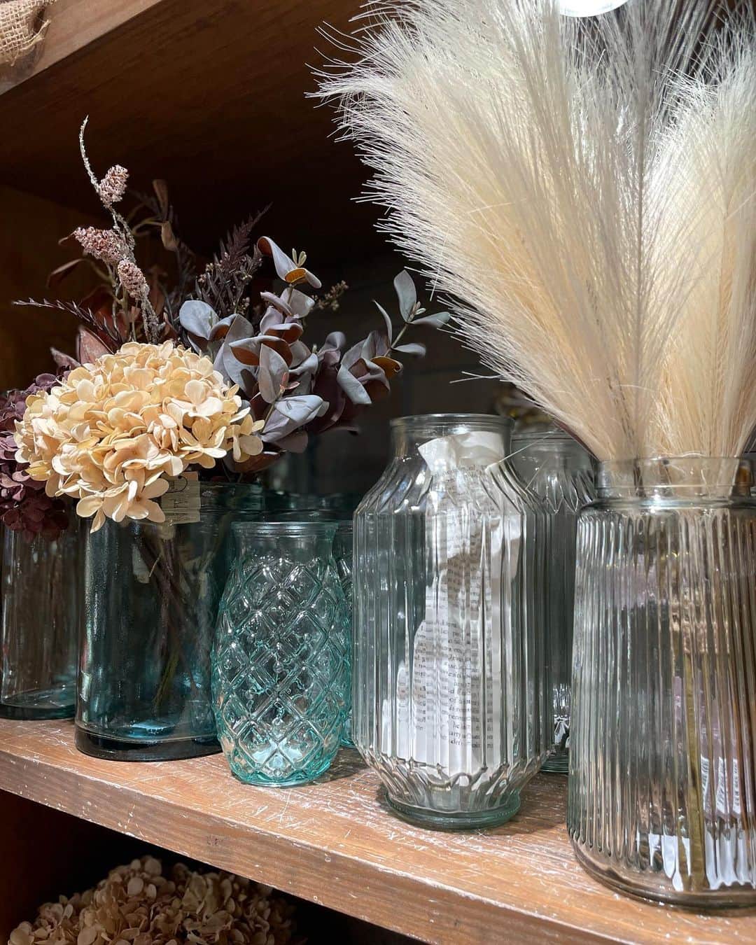 ニコアンドさんのインスタグラム写真 - (ニコアンドInstagram)「💐ZAKKA NEW ARRIVAL💐  ドライフラワーやフェイクグリーン、フラワーベースの新規アイテムが続々登場！  ドライフラワーのリースやボトルオブジェはそのまま飾れるのがポイント☝️  秋らしい雰囲気を楽しめるくすみカラーのフェイクグリーンはフラワーベースに入れるのはもちろん、吊るして気軽にお部屋の雰囲気を変えられます✨  リアルグリーンと違って日当たりや水やりの心配がないので気になった方はぜひ取り入れてみて下さい！  ご不明点がございましたら、 DMにてお気軽にお問い合わせくださいませ！  ご来店お待ちしております！  #ニコトーキョーzakka  @nikoandtokyo  ーーーーーーーーーーーーーーーー 　　 　　OPEN 11:00 CLOSE 21:00  ーーーーーーーーーーーーーーーー  #nikoand #nikoandtokyo #ニコアンド #ニコアンド雑貨 #ニコアンドでおうち時間 #生活雑貨 #インテリア #インテリアコーディネート #インテリア雑貨 #インテリアデザイン #フェイクグリーン #ドライフラワー #ドライフラワーリース #お部屋 #お部屋作り #お部屋コーディネート #おすすめ雑貨 #おすすめインテリア #秋らしい #秋コーデ #ガーリー #interiordesign #fakegreen #roomdesign #tokyo #shibuya」10月24日 18時00分 - nikoandtokyo