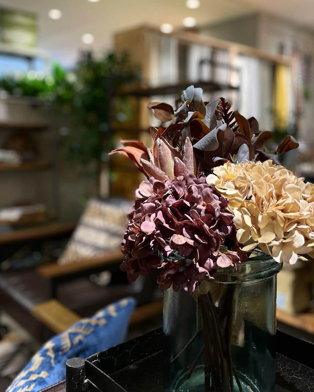 ニコアンドさんのインスタグラム写真 - (ニコアンドInstagram)「💐ZAKKA NEW ARRIVAL💐  ドライフラワーやフェイクグリーン、フラワーベースの新規アイテムが続々登場！  ドライフラワーのリースやボトルオブジェはそのまま飾れるのがポイント☝️  秋らしい雰囲気を楽しめるくすみカラーのフェイクグリーンはフラワーベースに入れるのはもちろん、吊るして気軽にお部屋の雰囲気を変えられます✨  リアルグリーンと違って日当たりや水やりの心配がないので気になった方はぜひ取り入れてみて下さい！  ご不明点がございましたら、 DMにてお気軽にお問い合わせくださいませ！  ご来店お待ちしております！  #ニコトーキョーzakka  @nikoandtokyo  ーーーーーーーーーーーーーーーー 　　 　　OPEN 11:00 CLOSE 21:00  ーーーーーーーーーーーーーーーー  #nikoand #nikoandtokyo #ニコアンド #ニコアンド雑貨 #ニコアンドでおうち時間 #生活雑貨 #インテリア #インテリアコーディネート #インテリア雑貨 #インテリアデザイン #フェイクグリーン #ドライフラワー #ドライフラワーリース #お部屋 #お部屋作り #お部屋コーディネート #おすすめ雑貨 #おすすめインテリア #秋らしい #秋コーデ #ガーリー #interiordesign #fakegreen #roomdesign #tokyo #shibuya」10月24日 18時00分 - nikoandtokyo
