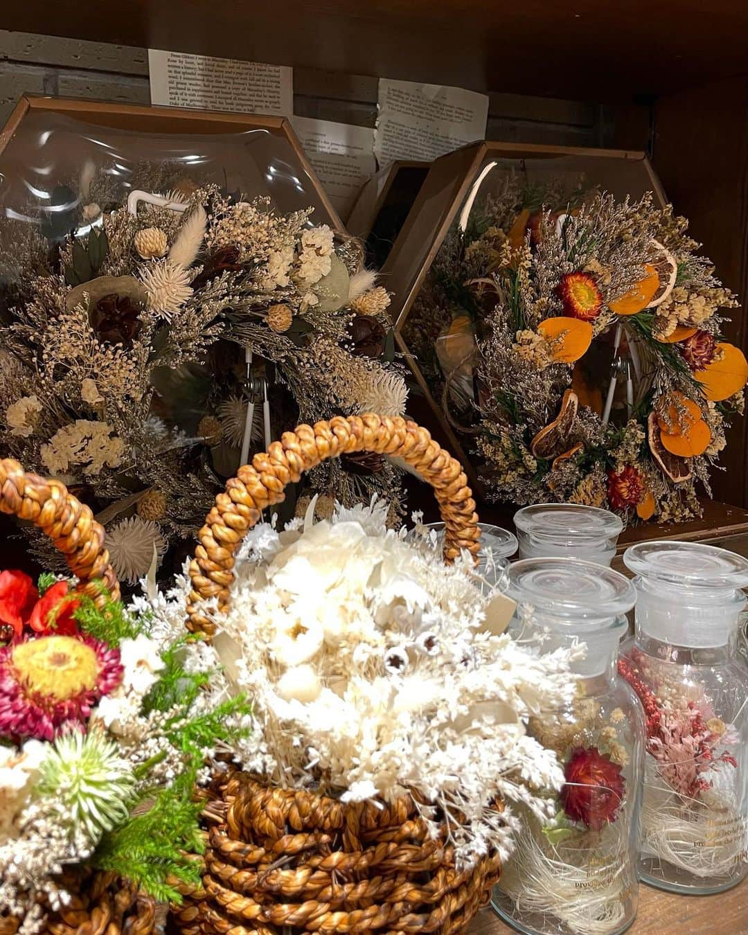ニコアンドさんのインスタグラム写真 - (ニコアンドInstagram)「💐ZAKKA NEW ARRIVAL💐  ドライフラワーやフェイクグリーン、フラワーベースの新規アイテムが続々登場！  ドライフラワーのリースやボトルオブジェはそのまま飾れるのがポイント☝️  秋らしい雰囲気を楽しめるくすみカラーのフェイクグリーンはフラワーベースに入れるのはもちろん、吊るして気軽にお部屋の雰囲気を変えられます✨  リアルグリーンと違って日当たりや水やりの心配がないので気になった方はぜひ取り入れてみて下さい！  ご不明点がございましたら、 DMにてお気軽にお問い合わせくださいませ！  ご来店お待ちしております！  #ニコトーキョーzakka  @nikoandtokyo  ーーーーーーーーーーーーーーーー 　　 　　OPEN 11:00 CLOSE 21:00  ーーーーーーーーーーーーーーーー  #nikoand #nikoandtokyo #ニコアンド #ニコアンド雑貨 #ニコアンドでおうち時間 #生活雑貨 #インテリア #インテリアコーディネート #インテリア雑貨 #インテリアデザイン #フェイクグリーン #ドライフラワー #ドライフラワーリース #お部屋 #お部屋作り #お部屋コーディネート #おすすめ雑貨 #おすすめインテリア #秋らしい #秋コーデ #ガーリー #interiordesign #fakegreen #roomdesign #tokyo #shibuya」10月24日 18時00分 - nikoandtokyo