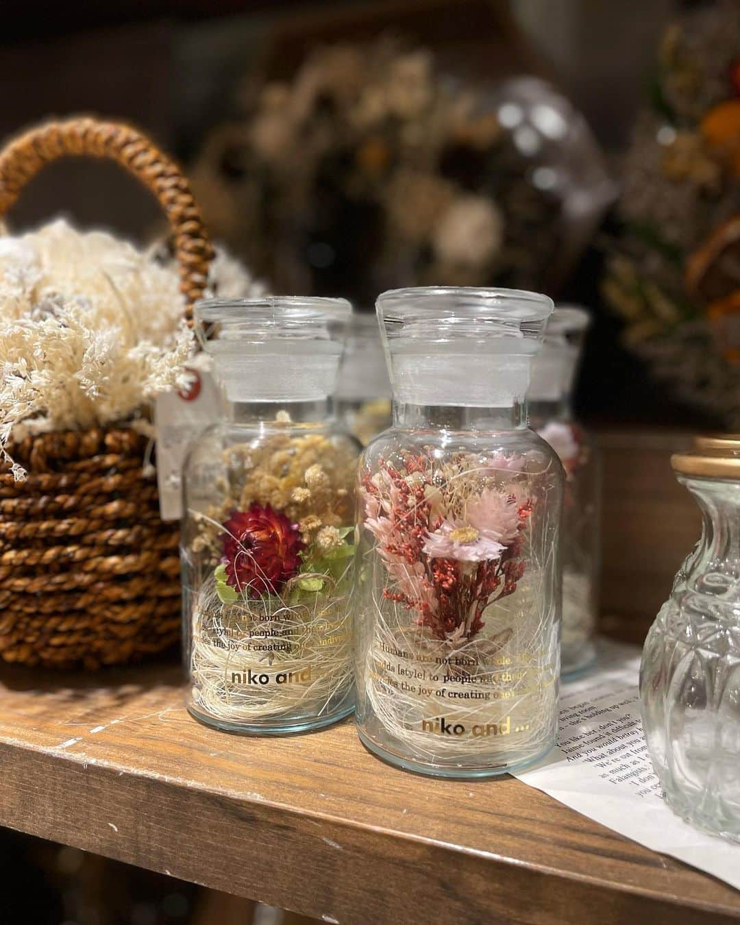 ニコアンドさんのインスタグラム写真 - (ニコアンドInstagram)「💐ZAKKA NEW ARRIVAL💐  ドライフラワーやフェイクグリーン、フラワーベースの新規アイテムが続々登場！  ドライフラワーのリースやボトルオブジェはそのまま飾れるのがポイント☝️  秋らしい雰囲気を楽しめるくすみカラーのフェイクグリーンはフラワーベースに入れるのはもちろん、吊るして気軽にお部屋の雰囲気を変えられます✨  リアルグリーンと違って日当たりや水やりの心配がないので気になった方はぜひ取り入れてみて下さい！  ご不明点がございましたら、 DMにてお気軽にお問い合わせくださいませ！  ご来店お待ちしております！  #ニコトーキョーzakka  @nikoandtokyo  ーーーーーーーーーーーーーーーー 　　 　　OPEN 11:00 CLOSE 21:00  ーーーーーーーーーーーーーーーー  #nikoand #nikoandtokyo #ニコアンド #ニコアンド雑貨 #ニコアンドでおうち時間 #生活雑貨 #インテリア #インテリアコーディネート #インテリア雑貨 #インテリアデザイン #フェイクグリーン #ドライフラワー #ドライフラワーリース #お部屋 #お部屋作り #お部屋コーディネート #おすすめ雑貨 #おすすめインテリア #秋らしい #秋コーデ #ガーリー #interiordesign #fakegreen #roomdesign #tokyo #shibuya」10月24日 18時00分 - nikoandtokyo