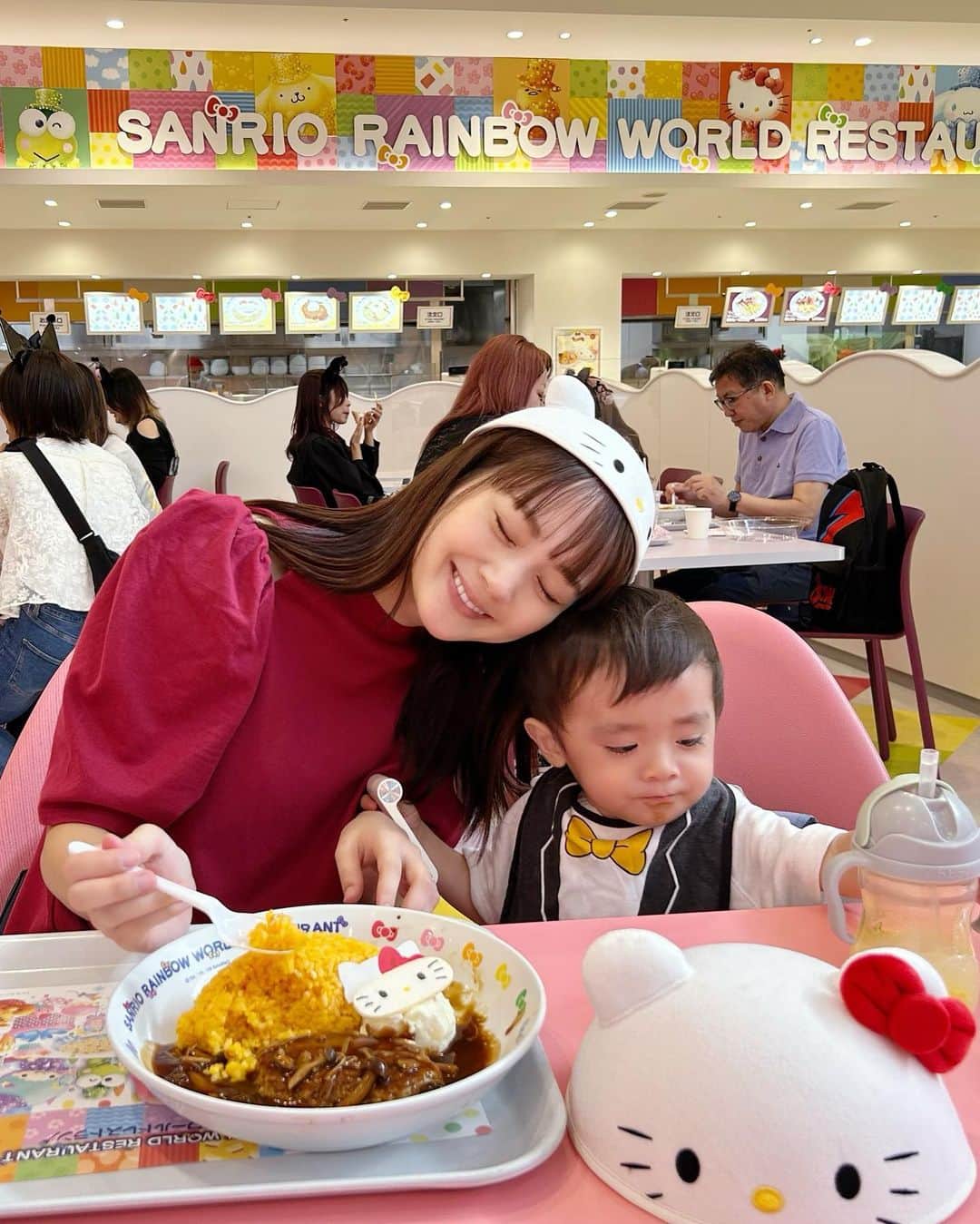浜田翔子さんのインスタグラム写真 - (浜田翔子Instagram)「Sanrio Purolandへ🎀🌸  もう妊娠で中々遠く行けなくもなってきたけど、、 ママ友ちゃんがSanrio体調大丈夫だったらどうかな？と考えてくれて💝 電車も4人で一緒に大移動しながらも楽しかった〜❣️ 駅からもサンリオの世界観で可愛かった〜💠  Sanrioピューロランドは10年くらいぶりくらいだったのだけど私は小学生の頃キティラーだったのもあり、、🥰 もう色合いも全てが可愛いくて何年経っても最高でした🩵 屋内型テーマパークだと ベビーカーは基本置くので2人とも４時間くらいガッツリ歩いてくれてました👏❣️ 坊やは色々入ってるリュックもずっと背負ってくれてた☺️ なので沢山歩けるようになってからがおすすめかな✨  次は2人目が少し成長してから又行きたいな〜👬 妊婦さんはマタニティサービスがあり KittyちゃんからPowerいただいたり👐 割引きサービスもあったよ✨ 沢山階段があるので（妊婦には階段がハード😅） できるだけエスカレーター、エレベーター利用がおすすめでした🎀」10月24日 13時45分 - shoko_hamada
