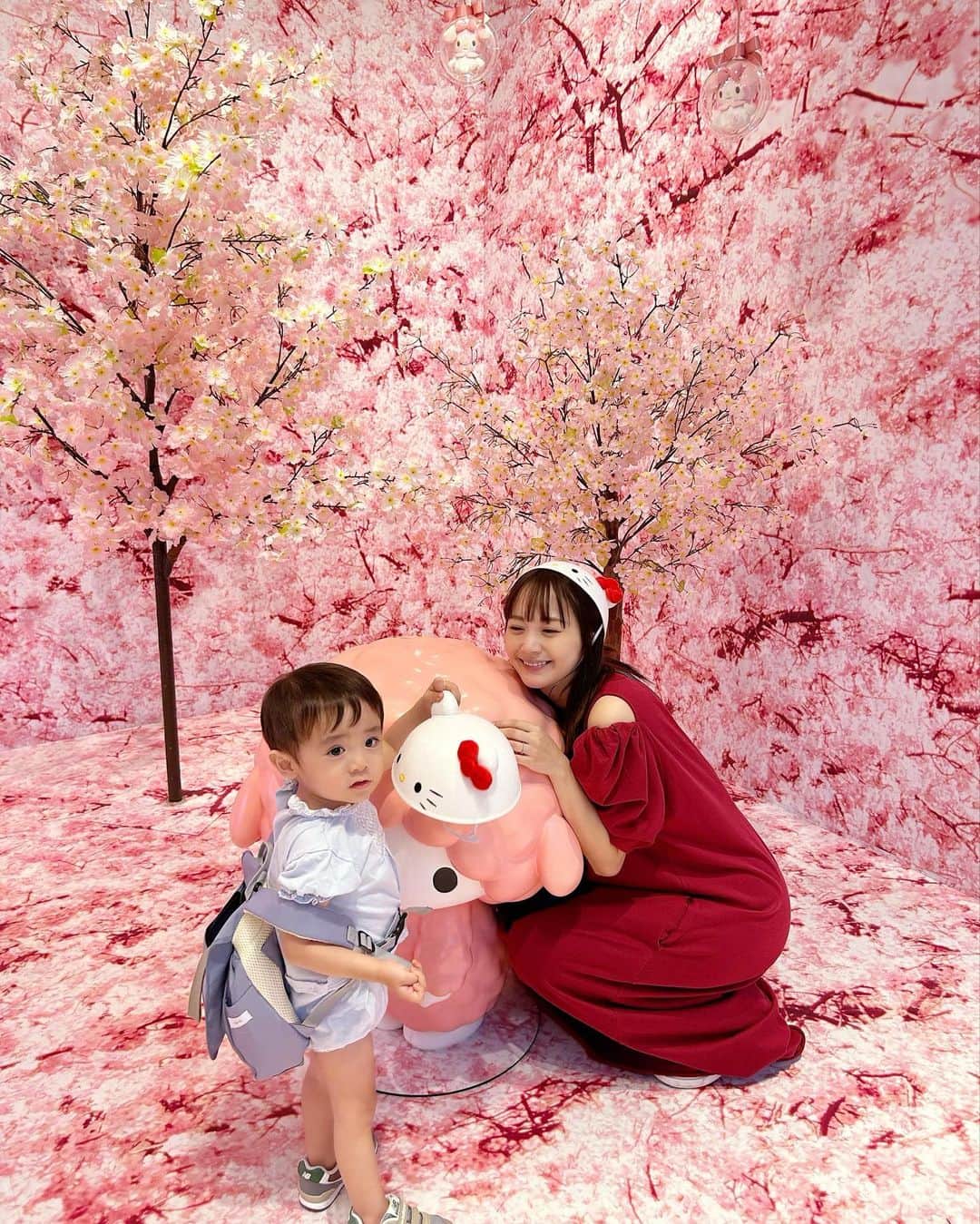 のインスタグラム：「Sanrio Purolandへ🎀🌸  もう妊娠で中々遠く行けなくもなってきたけど、、 ママ友ちゃんがSanrio体調大丈夫だったらどうかな？と考えてくれて💝 電車も4人で一緒に大移動しながらも楽しかった〜❣️ 駅からもサンリオの世界観で可愛かった〜💠  Sanrioピューロランドは10年くらいぶりくらいだったのだけど私は小学生の頃キティラーだったのもあり、、🥰 もう色合いも全てが可愛いくて何年経っても最高でした🩵 屋内型テーマパークだと ベビーカーは基本置くので2人とも４時間くらいガッツリ歩いてくれてました👏❣️ 坊やは色々入ってるリュックもずっと背負ってくれてた☺️ なので沢山歩けるようになってからがおすすめかな✨  次は2人目が少し成長してから又行きたいな〜👬 妊婦さんはマタニティサービスがあり KittyちゃんからPowerいただいたり👐 割引きサービスもあったよ✨ 沢山階段があるので（妊婦には階段がハード😅） できるだけエスカレーター、エレベーター利用がおすすめでした🎀」