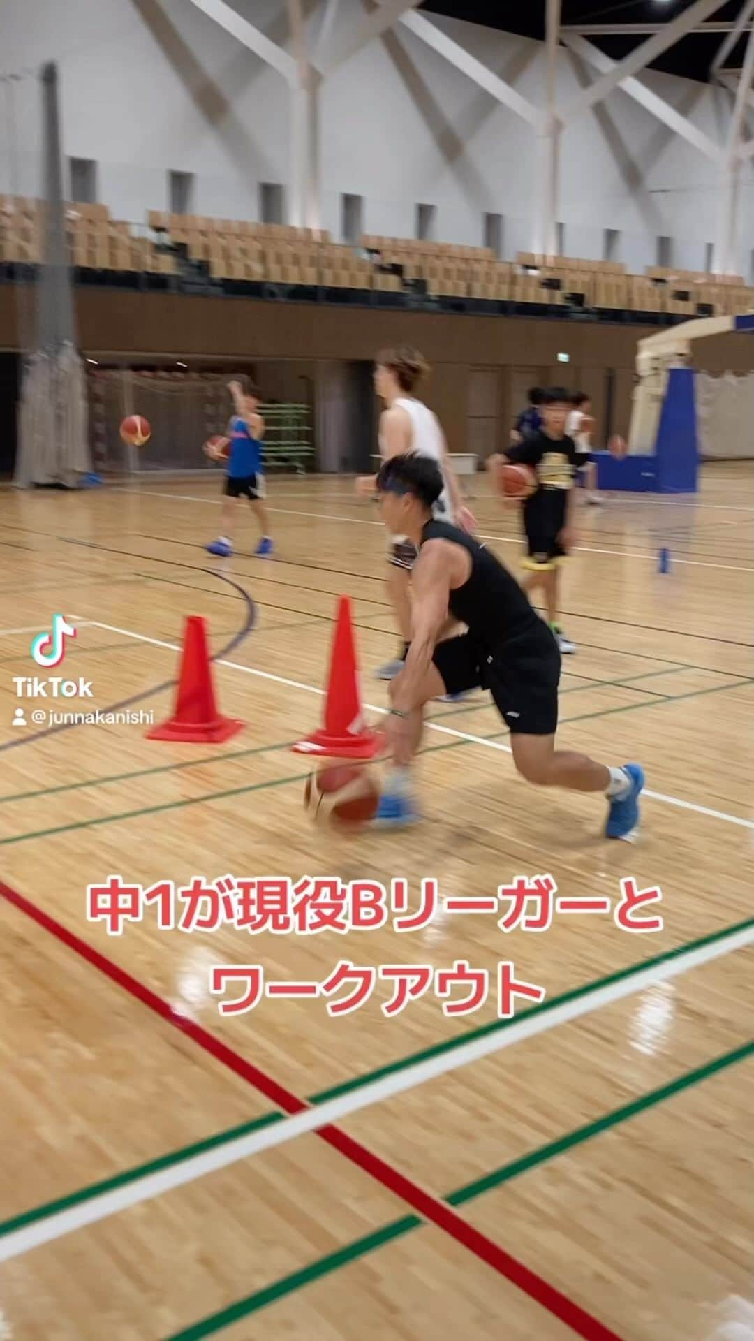 仲西淳のインスタグラム：「🚨自ら環境に飛び込む🚨  オフシーズン中の現役Bリーガーのワークアウトに中学生が参加💡  プロ選手に混ざって何を感じるのか？  ✅細かい動きを肌で感じる ✅一本一本のシュートにこだわる ✅プロから学んで自信に繋げる ✅言いたいのはプロに混ざろうではなく自ら上のレベルの環境に飛び込む事の大切さ  #basketball#basketballcoach #育成コーチ　#バスケットボール　#バスケ　#バスケ好きな人と繋がりたい #bleague #bリーガー　#shoehurry #intensity #hardwork #energy #FUNdaMENTALclub #仲西淳」